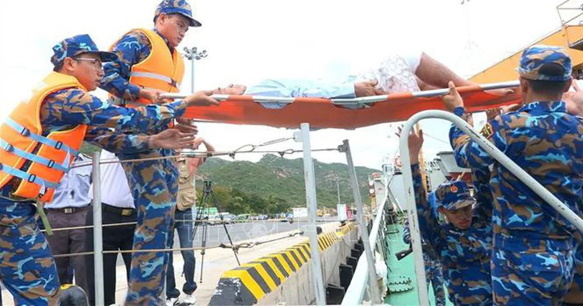 Vụ tàu cá gặp nạn trên biển: Điều trị 3 ngư dân bị thương ngay khi vào bờ