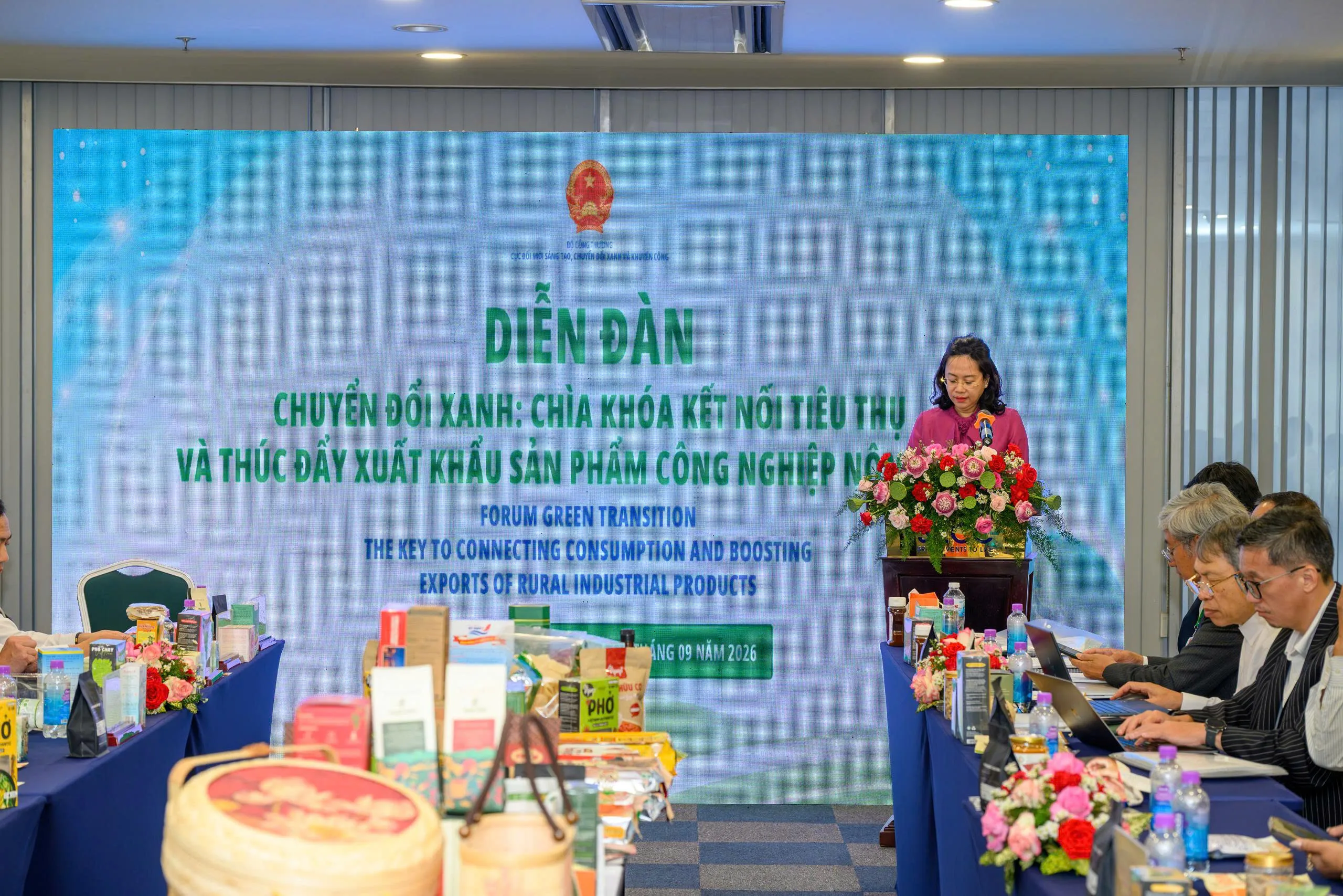 Bà Đỗ Thị Minh Trâm – Phó Cục trưởng Cục Đổi mới sáng tạo, Chuyển đổi xanh và Khuyến công Bộ Công Thương phát biểu đề dẫn cho diễn đàn - Ảnh Bá Nam
