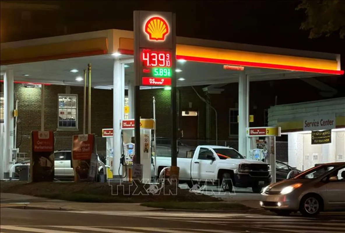 Bảng giá xăng dầu bán lẻ tại một cây xăng ở thủ đô Washington D.C - Ảnh Ngọc Quang-PV TTXVN tại Mỹ