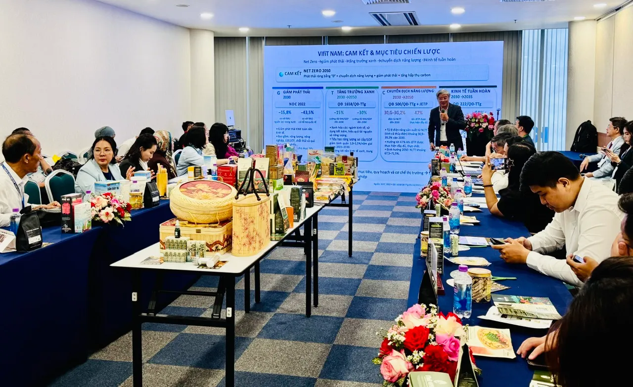Các chuyên gia và doanh nghiệp cùng trao đổi về chuyển đổi xanh trong công nghiệp nông thôn - Ảnh Bá Nam
