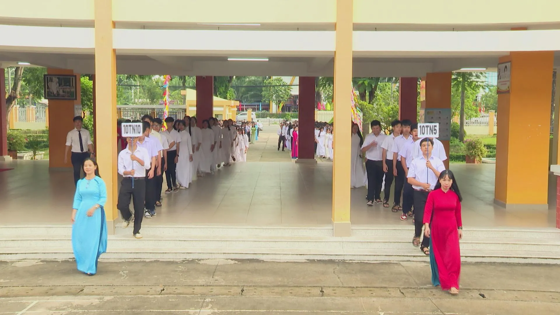 Không khí tưng bừng ngày khai giảng tại Trường THPT Trung Phú - Ảnh HTV