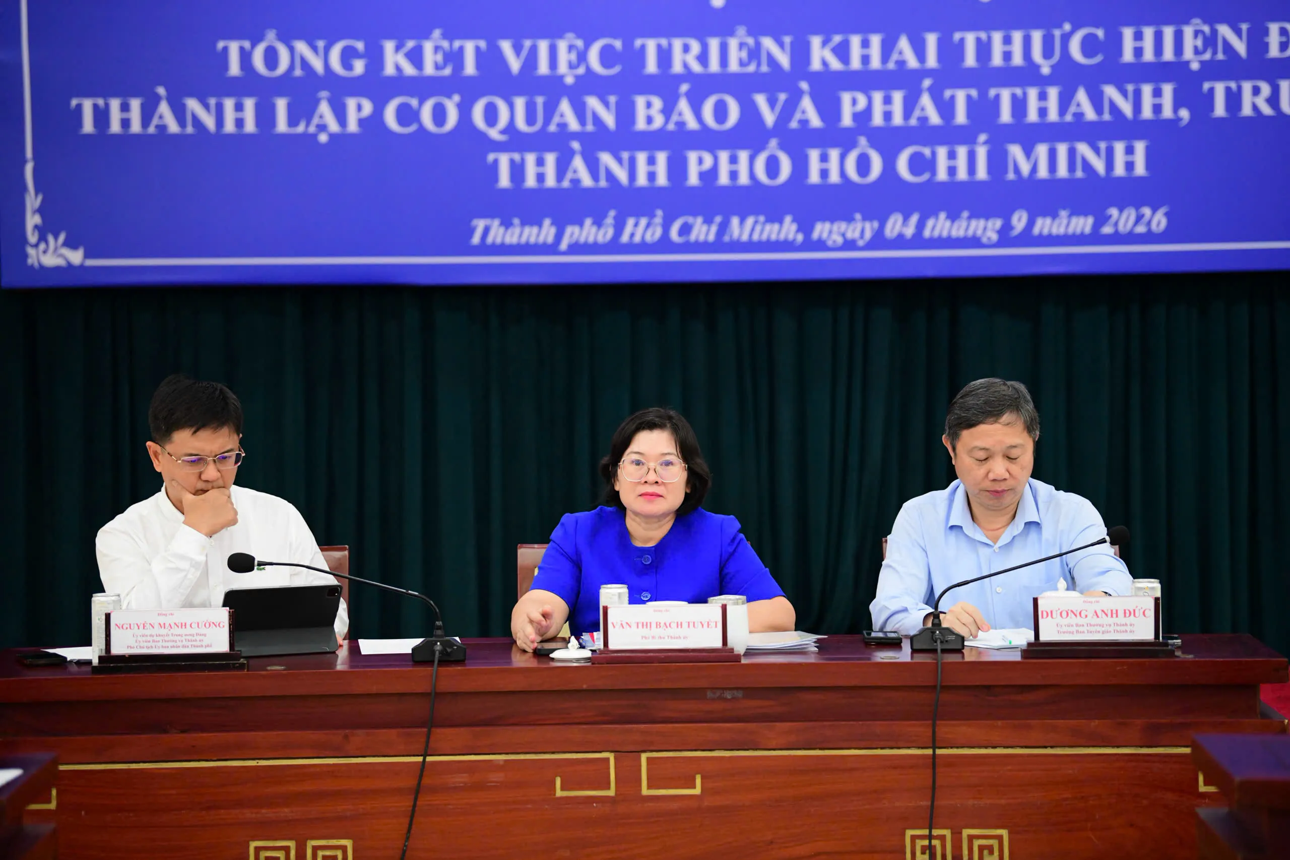 Phó Bí thư Thành ủy TP.HCM Văn Thị Bạch Tuyết, Phó Chủ tịch UBND TP Nguyễn Mạnh Cường, Trưởng Ban Tuyên giáo Thành ủy TP Dương Anh Đức chủ trì hội nghị - Ảnh