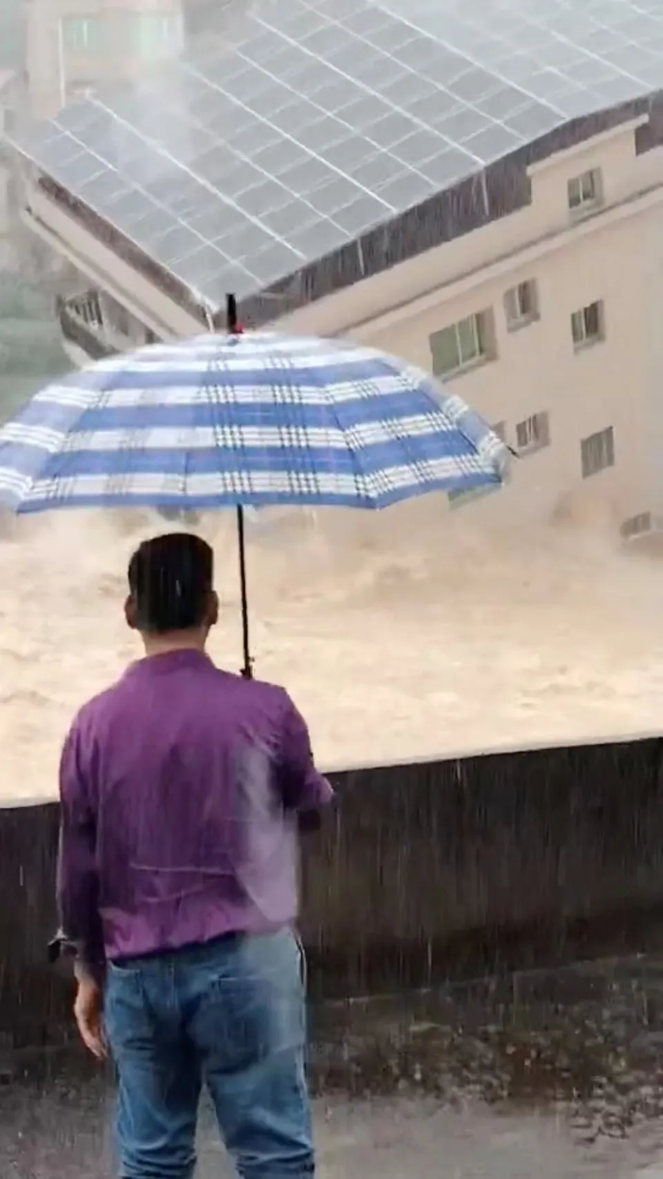Trung Quốc: Bão Saudel gây ngập lụt diện rộng, hàng trăm ngàn người sơ tán - Ảnh 2. Trung Quốc: Bão Saudel gây ngập lụt diện rộng, hàng trăm ngàn người sơ tán - Ảnh 2.