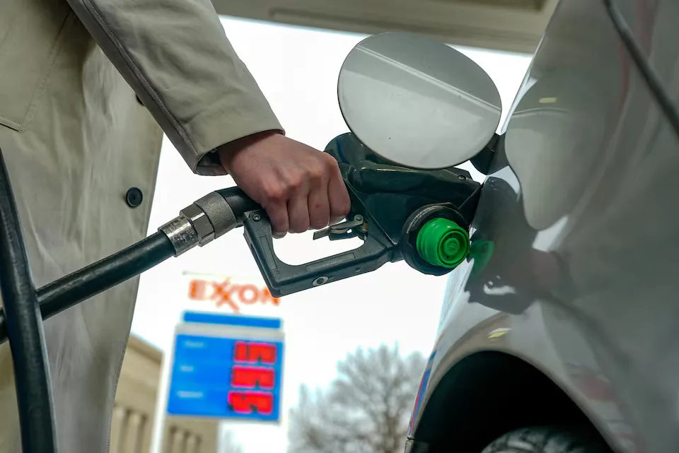 Giá dầu diesel tại Mỹ lập kỷ lục mới từ tháng 6/2022  - Ảnh 1.