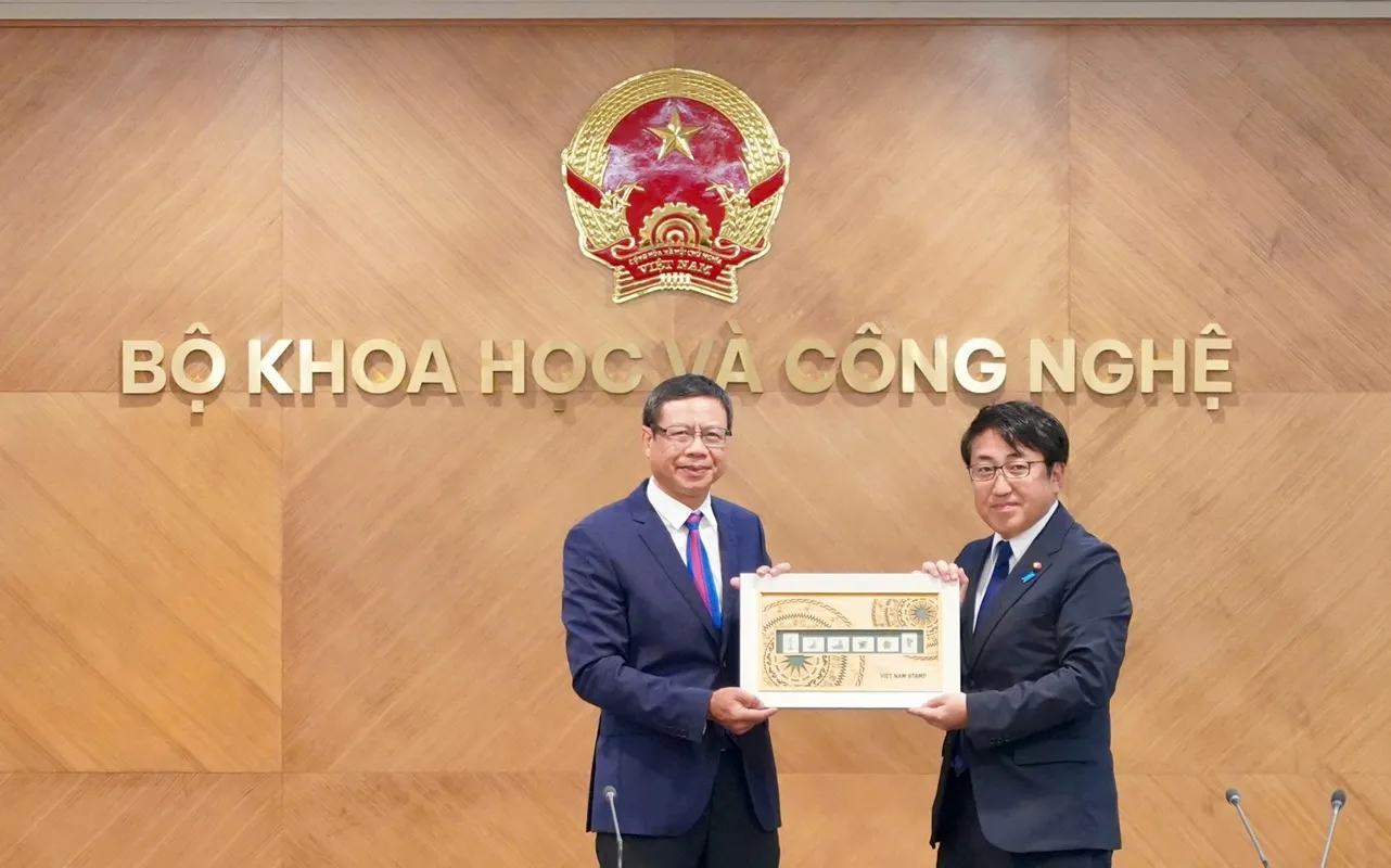 Thứ trưởng Lê Xuân Định và ông Saito Hiroaki chụp ảnh lưu niệm