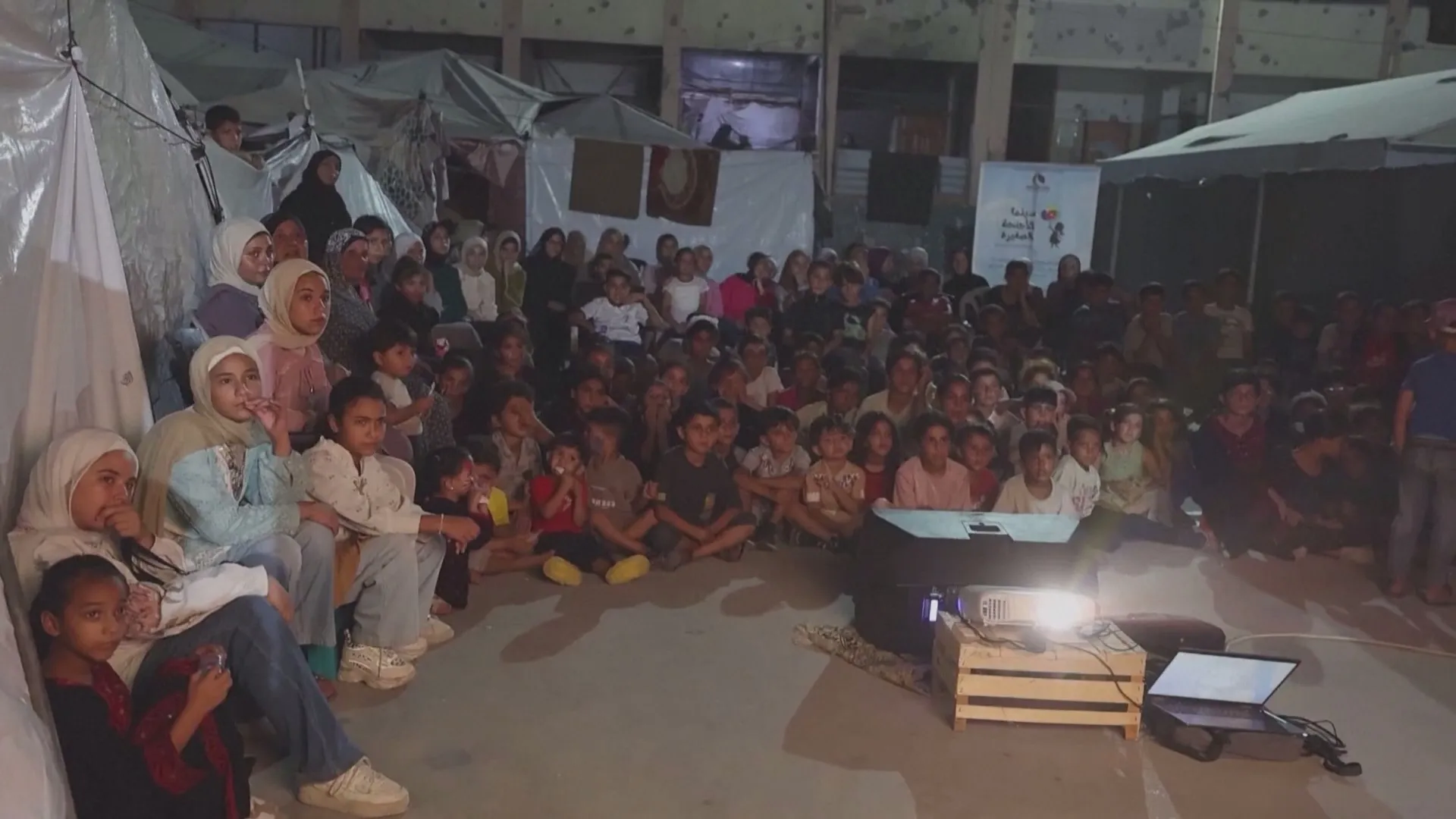 "Những đôi cánh nhỏ" mang niềm vui đến các em nhỏ tại dải Gaza - Ảnh 1.