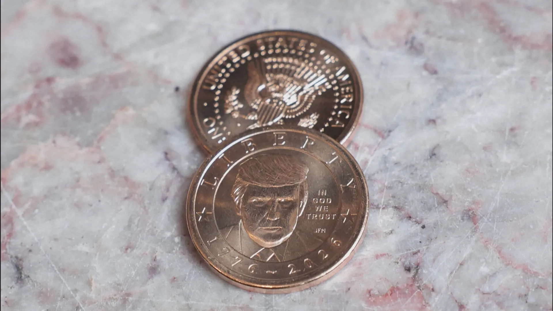 Mỹ phát hành đồng xu 1 USD có hình ông Trump - Ảnh 1.