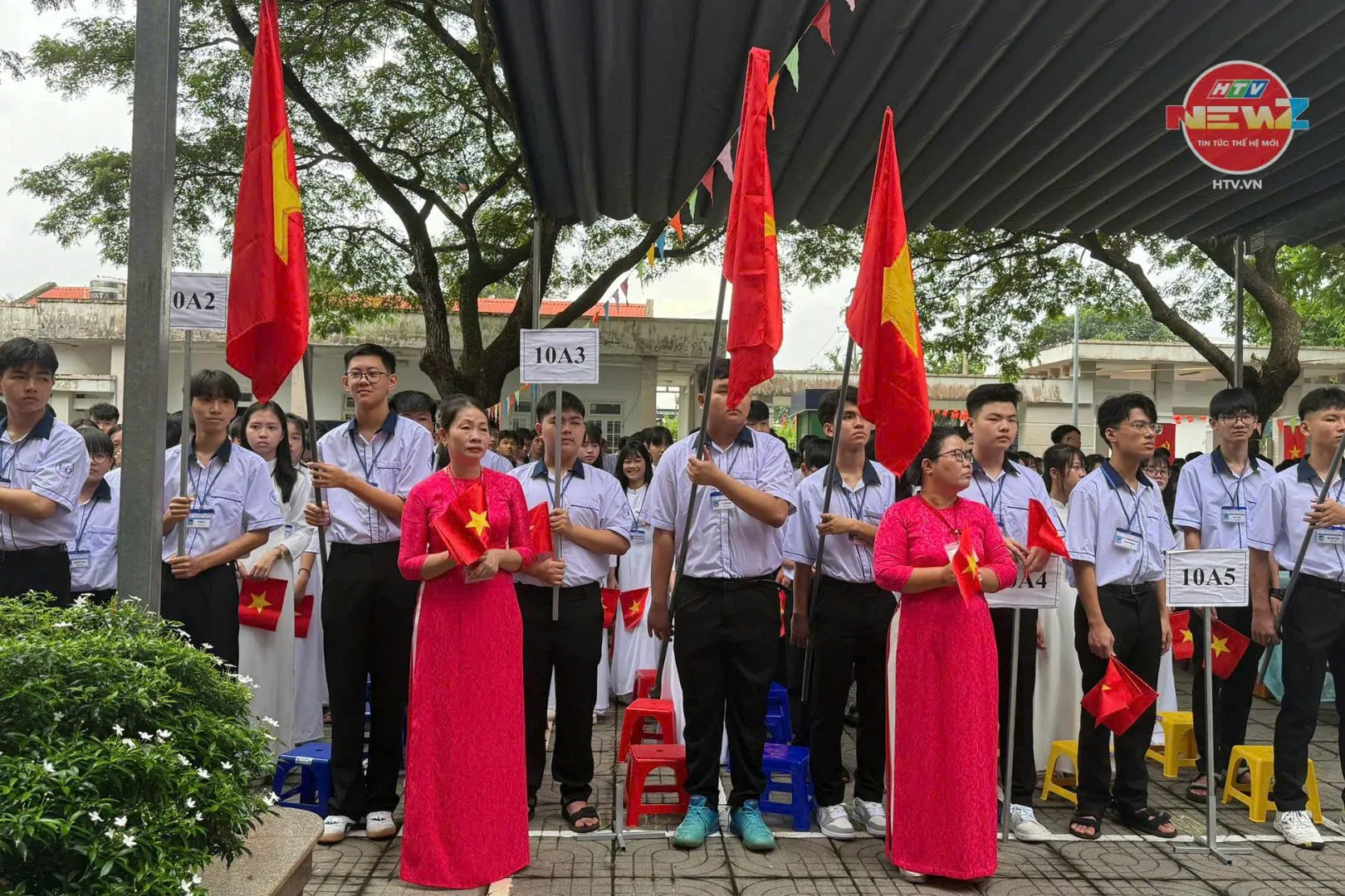 Từ sân trường rợp sắc cờ đỏ, thầy và trò Trường THPT Trần Phú, xã Kim Long, cùng nhau mở đầu năm học mới với niềm tin và quyết tâm hướng tới những thành quả mới