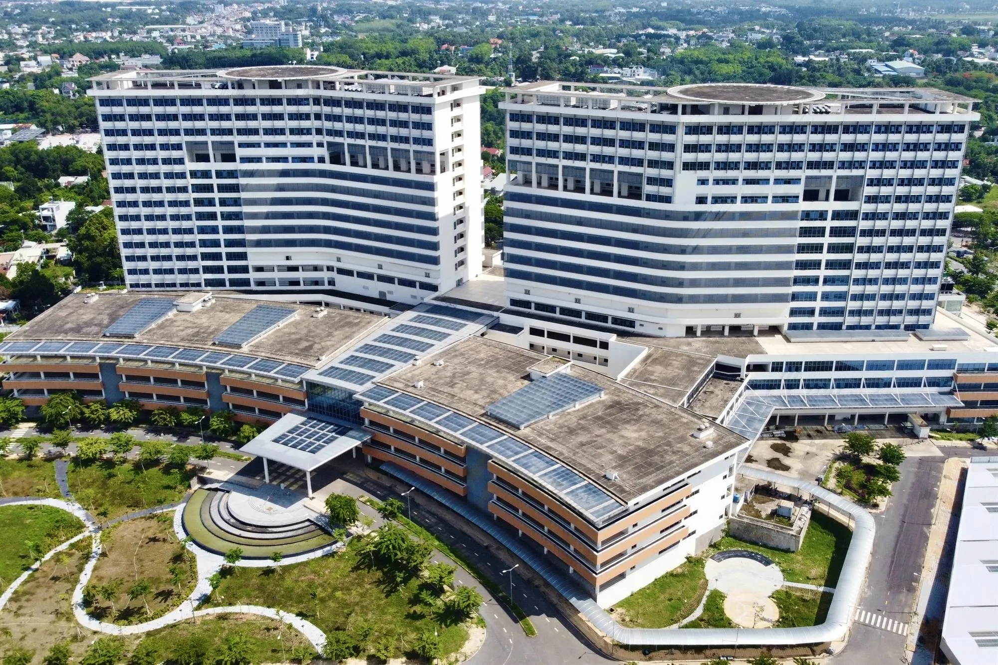 Bệnh viện đa khoa Bình Dương tại phường Chánh Hiệp, TP. Hồ Chí Minh có quy mô 1.500 giường bệnh, được xem là bệnh viện lớn nhất TP. Hồ Chí Minh - Ảnh: U.N