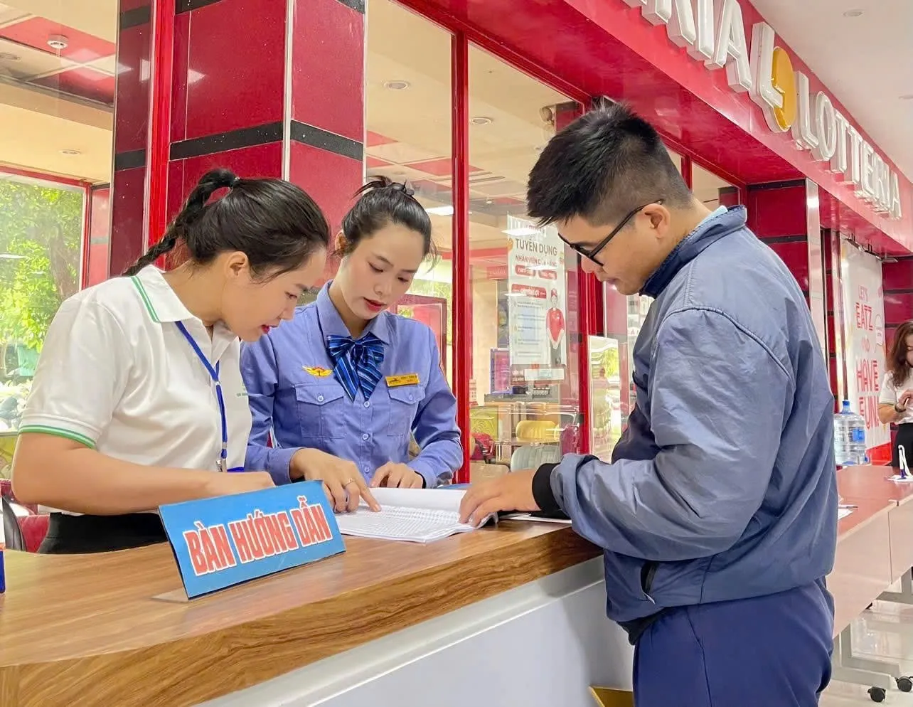 Hành khách mua vé trực tiếp ở ga Sài Gòn - Ảnh: Quốc Hùng - SGGP