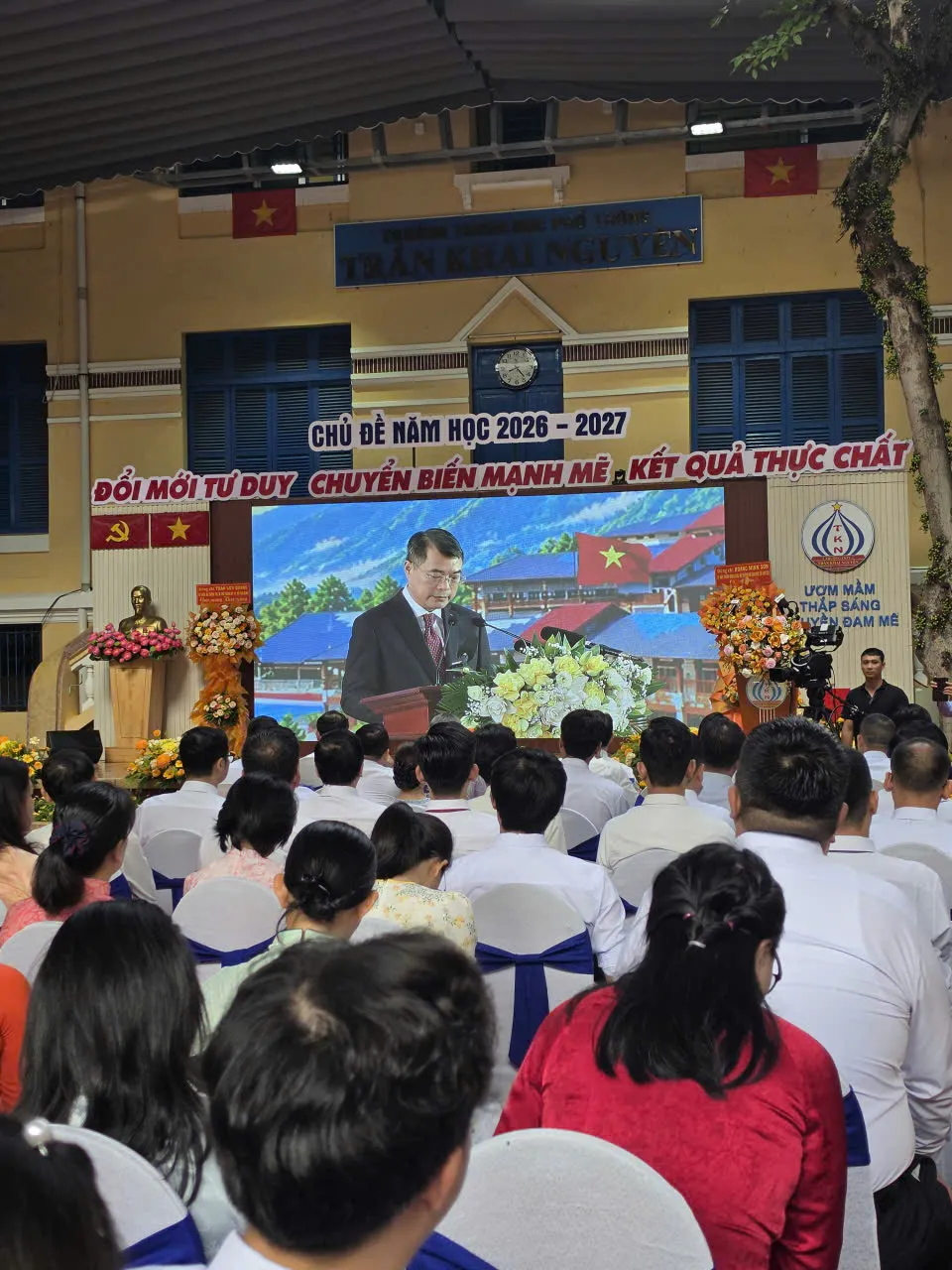 Học sinh điểm Trường THPT Trần Khai Nguyên dự phần lễ chung toàn quốc của Lễ khai giảng năm học mới
