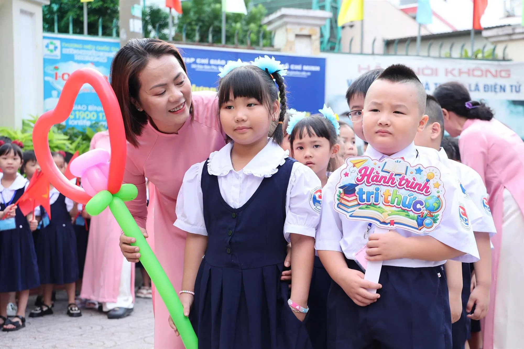 Những khoảnh khắc hồn nhiên của học sinh trong ngày đầu năm học. biểu cảm đáng yêu trong ngày khai trường