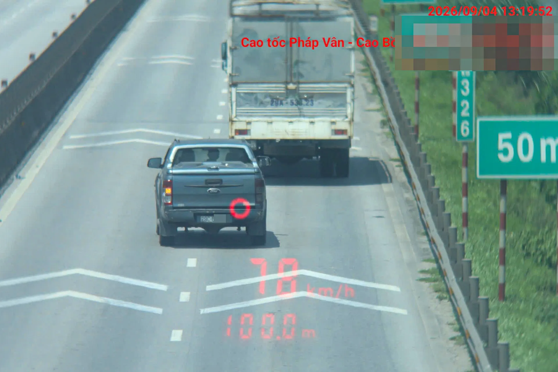 Hình ảnh cho thấy ô tô chuyển làn sát đuôi xe tải ở tốc độ 78km/h - Ảnh: Công an cung cấp