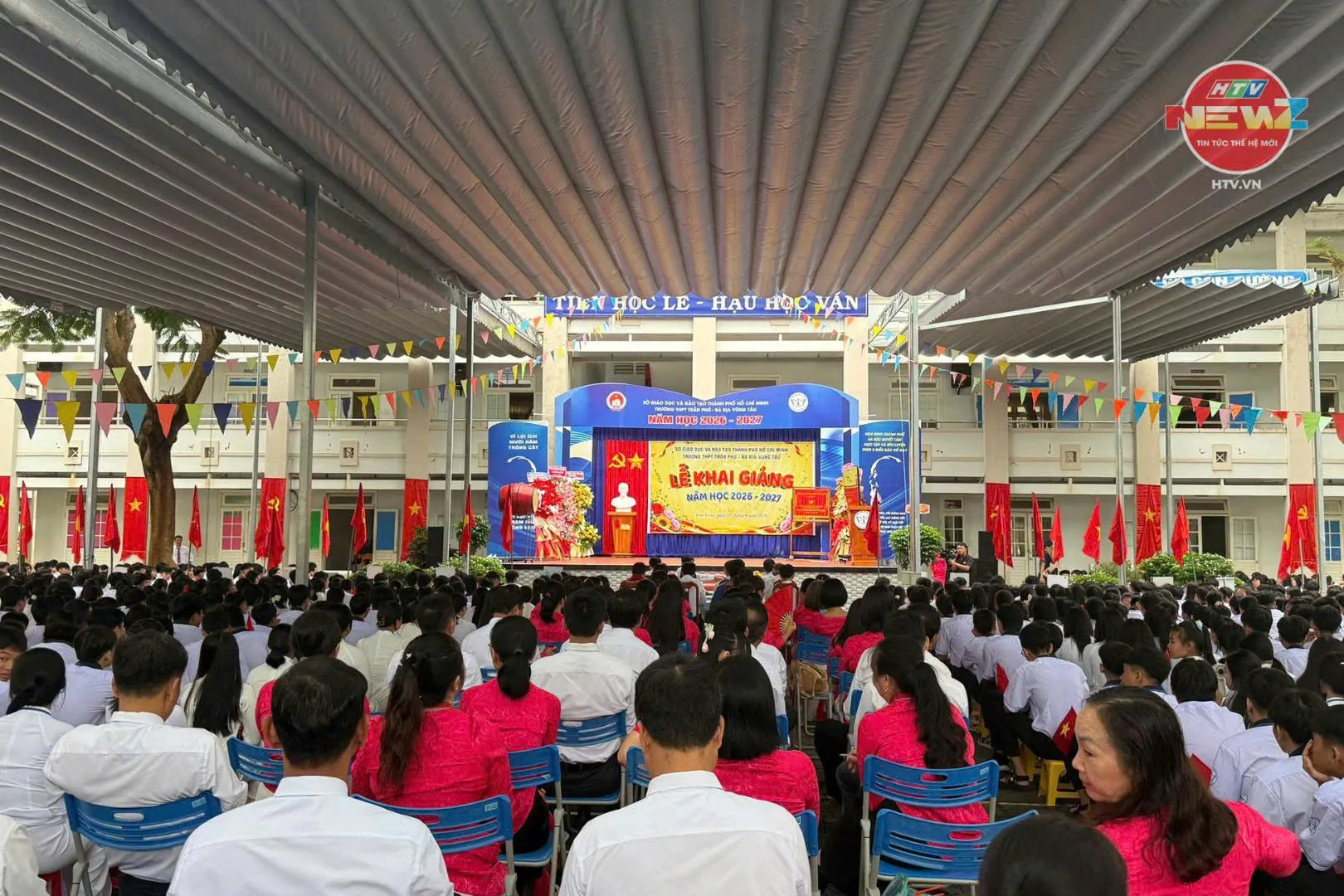 Từ sân trường rợp sắc cờ đỏ, thầy và trò Trường THPT Trần Phú, xã Kim Long, cùng nhau mở đầu năm học mới với niềm tin và quyết tâm hướng tới những thành quả mới