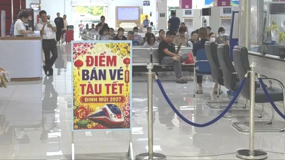 Hành khách chờ mua vé tàu - Ảnh: Quốc Hùng - SGGP