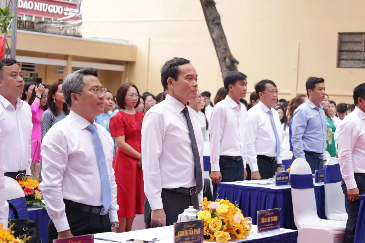 Đồng chí Trần Lưu Quang - Ủy viên Bộ Chính trị, Bí thư Thành ủy TP. Hồ Chí Minh dự lễ khai giảng tại điểm trường THPT Trần Khai Nguyên