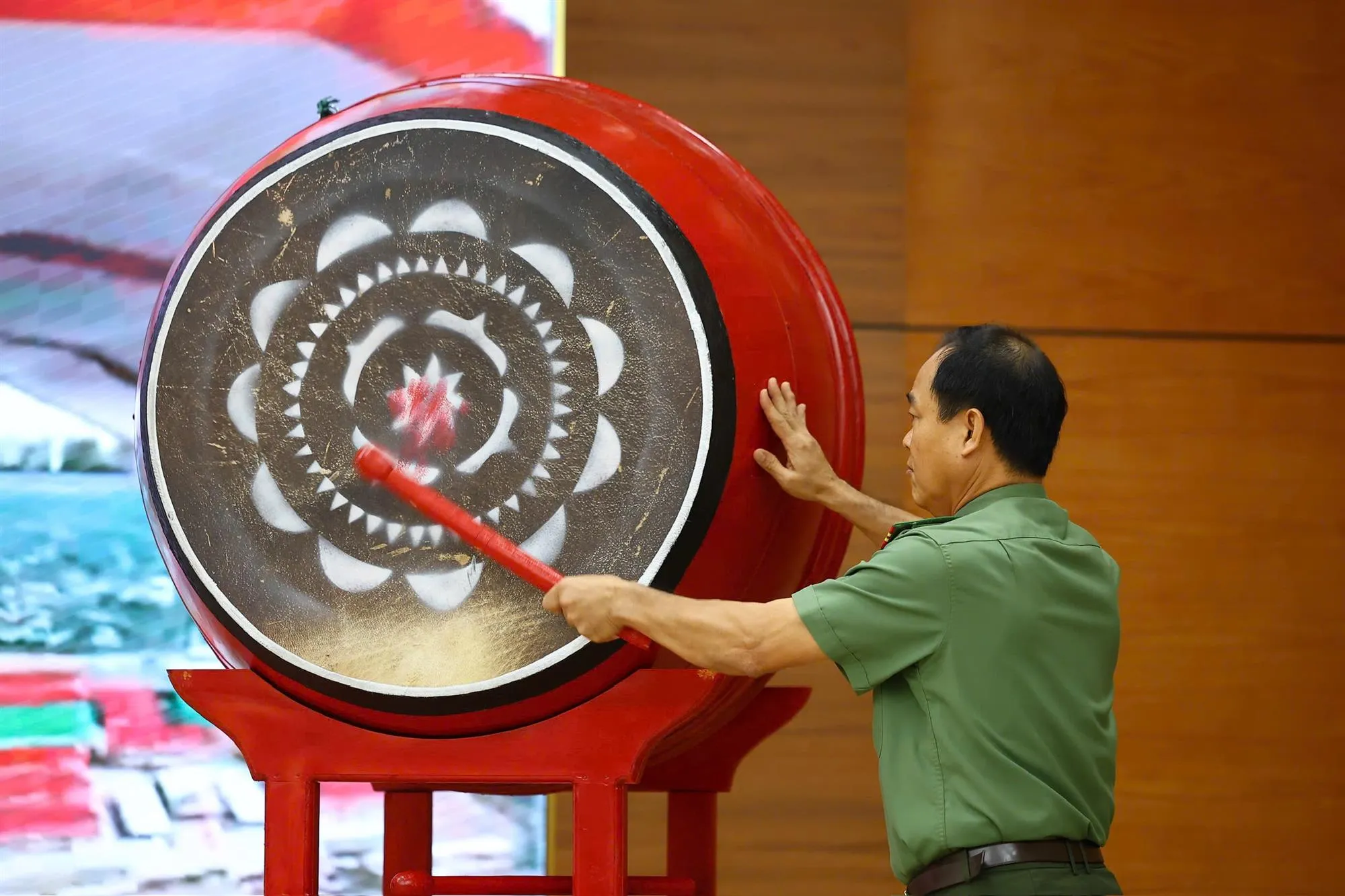 Đại tá Nguyễn Nguyện Luân - Hiệu trưởng trường Văn hóa CAND V đánh trống khai giảng