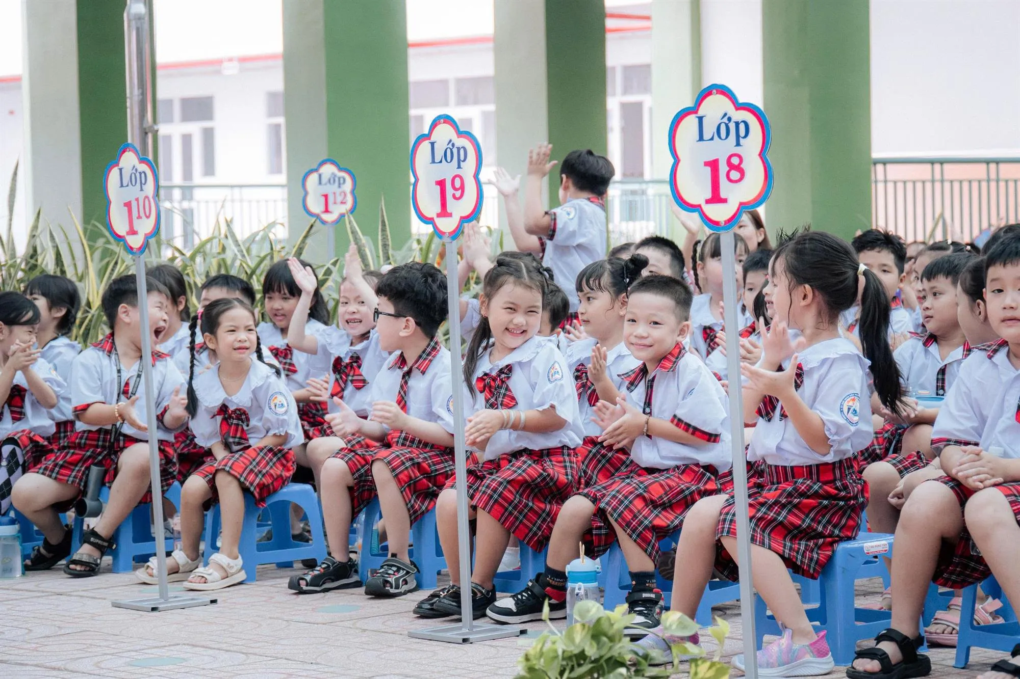 Những biểu cảm đáng yêu của học sinh trong ngày khai trường
