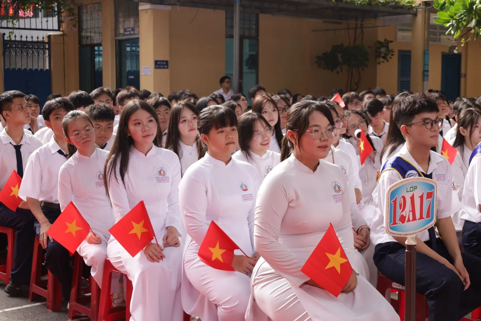 Niềm vui ngày tựu trường ánh lên trên gương mặt của học sinh Trường THPT Trần Khai Nguyên, phường An Đông