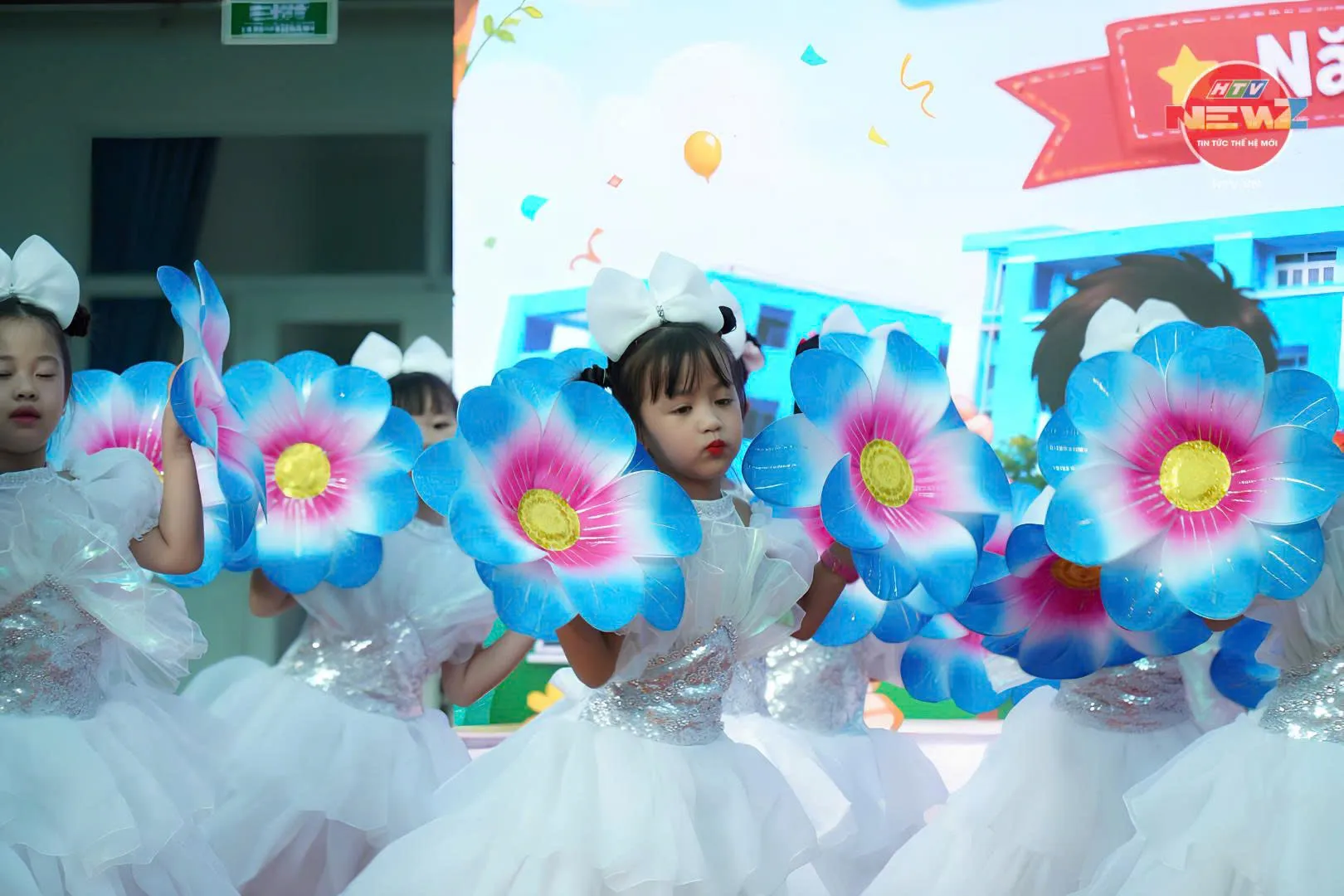 Những khoảnh khắc hồn nhiên của học sinh trong ngày đầu năm học. biểu cảm đáng yêu trong ngày khai trường