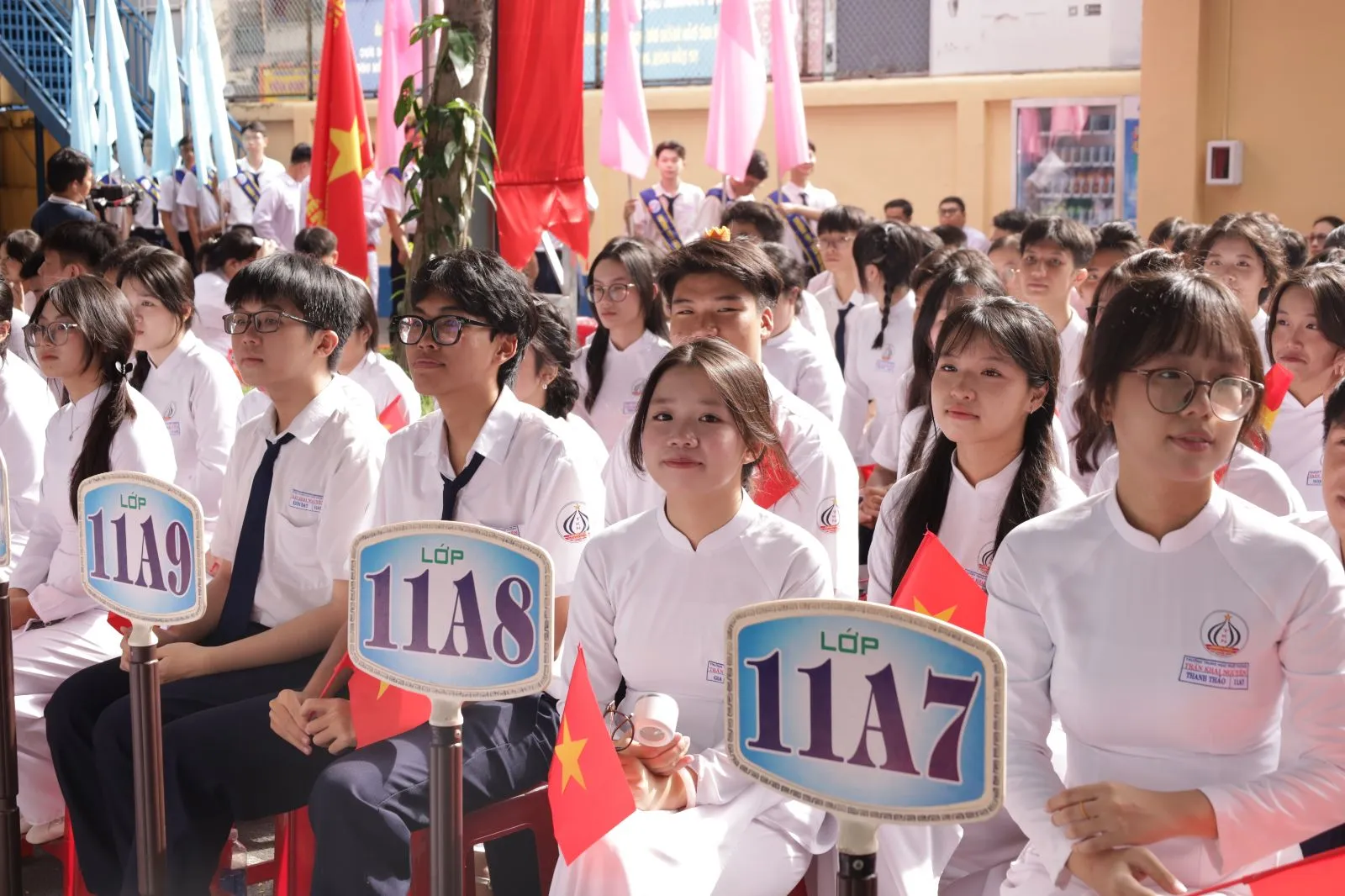 Niềm vui ngày tựu trường ánh lên trên gương mặt của học sinh Trường THPT Trần Khai Nguyên, phường An Đông
