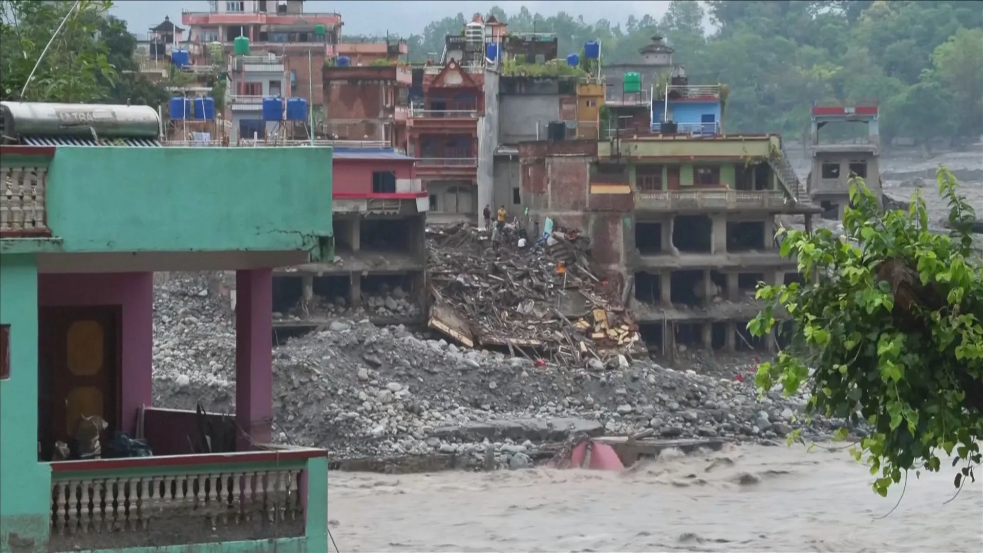  Trong ngày 4/9, các đội tìm kiếm và cứu nạn của quân đội Nepal đã đưa được một thi thể ra khỏi đường hầm của nhà máy