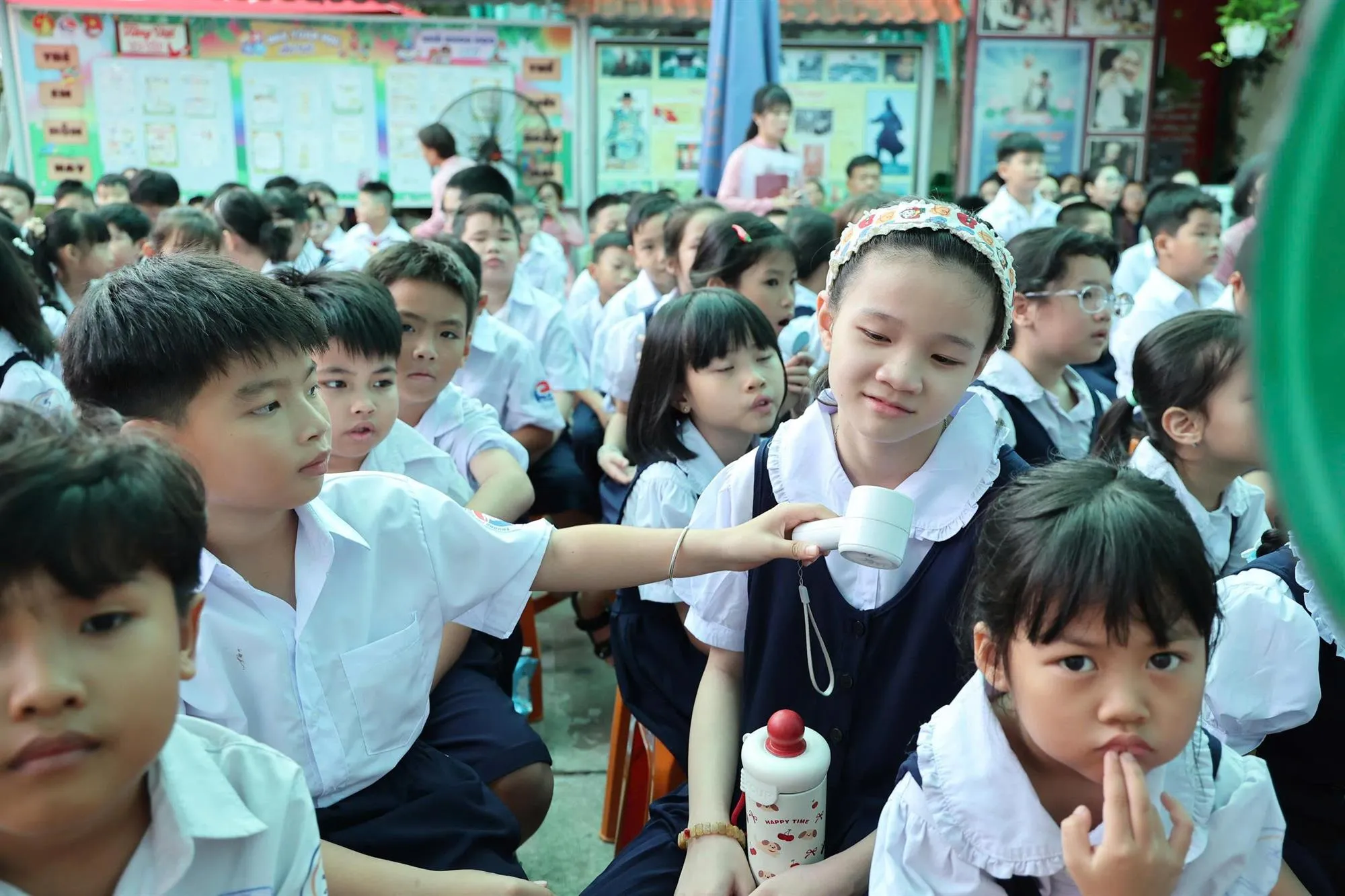Những khoảnh khắc hồn nhiên của học sinh trong ngày đầu năm học. biểu cảm đáng yêu trong ngày khai trường