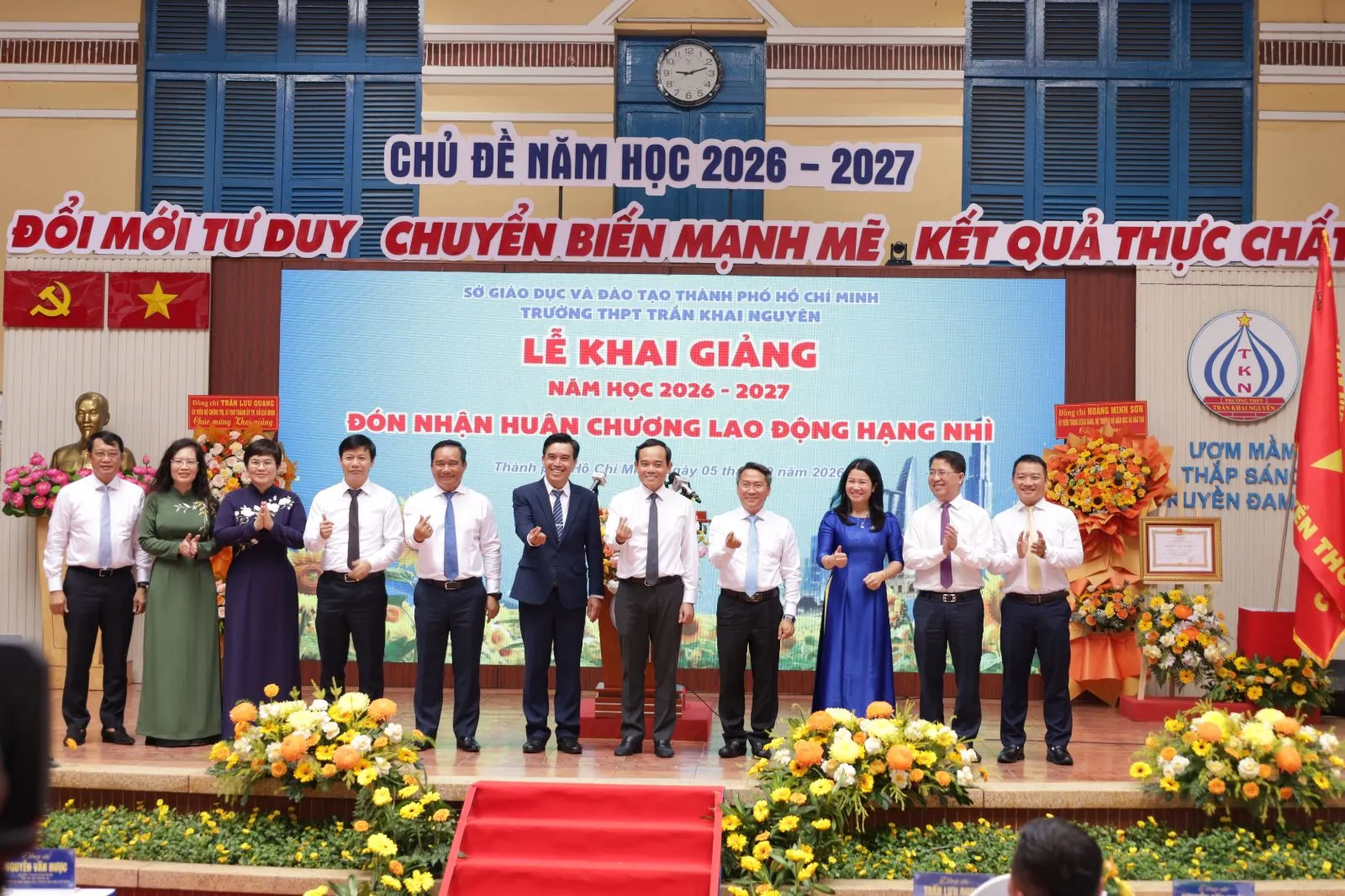 Bí thư Thành ủy TP. Hồ Chí Minh Trần Lưu Quang và Chủ tịch UBND Thành phố Nguyễn Văn Được trao Huân chương Lao động hạng Nhì đến tập thể giáo viên, học sinh Trường THPT Trần Khai Nguyên
