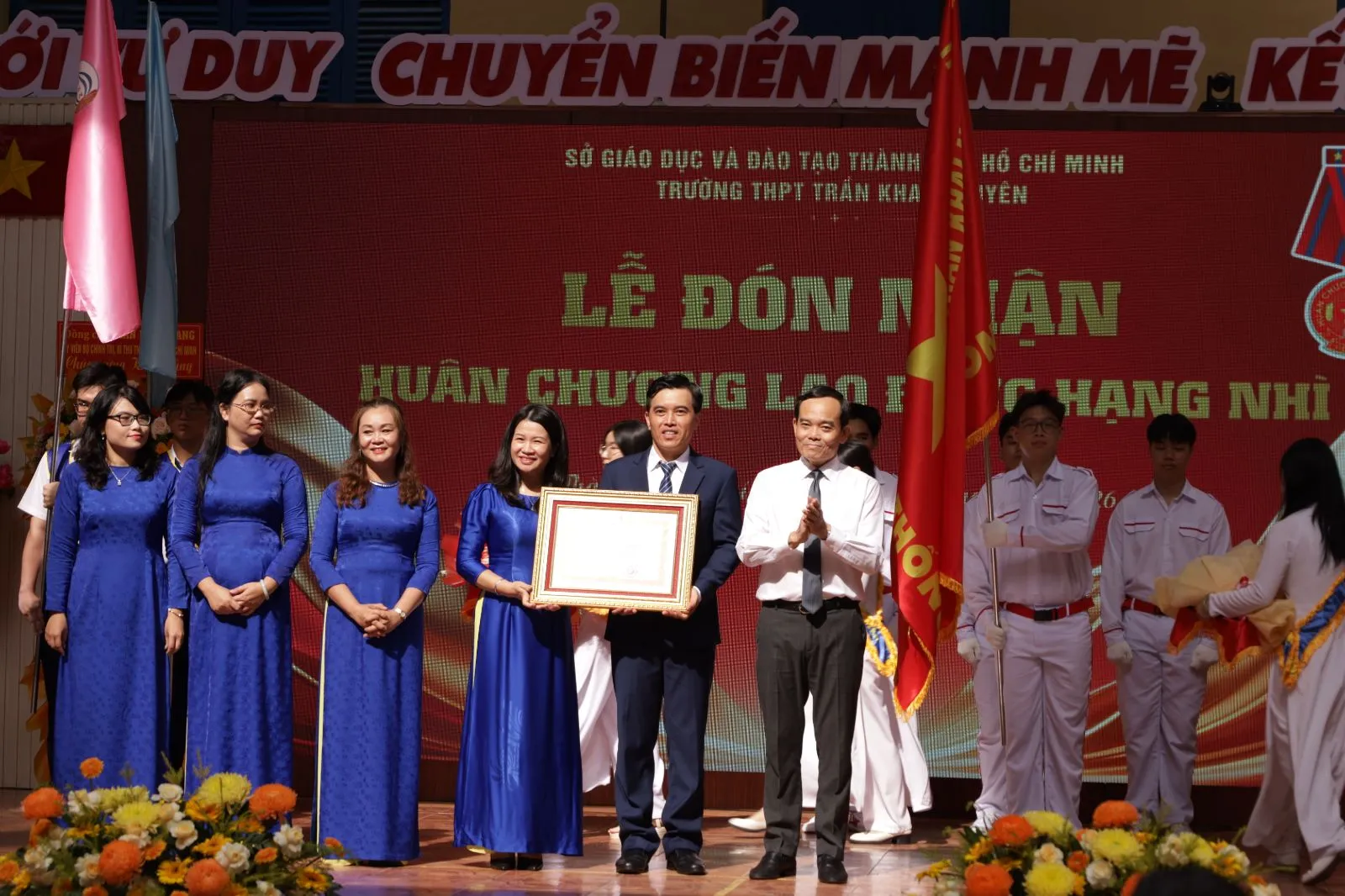 Bí thư Thành ủy TP. Hồ Chí Minh Trần Lưu Quang và Chủ tịch UBND Thành phố Nguyễn Văn Được trao Huân chương Lao động hạng Nhì đến tập thể giáo viên, học sinh Trường THPT Trần Khai Nguyên