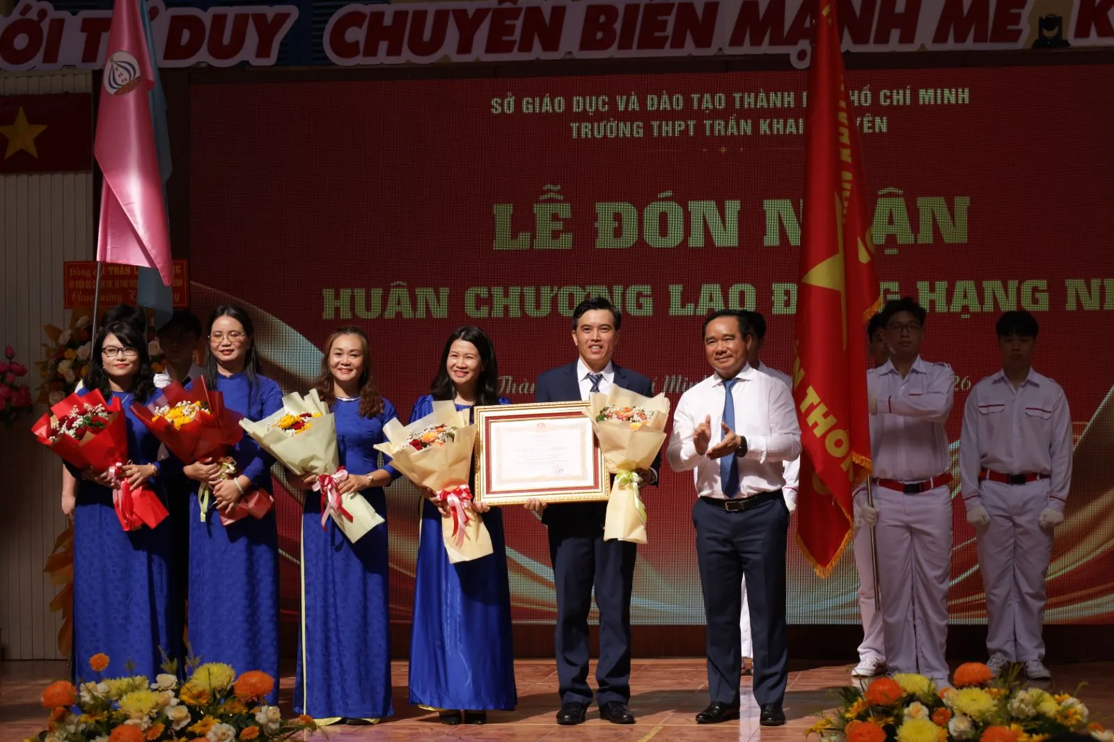 Bí thư Thành ủy TP. Hồ Chí Minh Trần Lưu Quang và Chủ tịch UBND Thành phố Nguyễn Văn Được trao Huân chương Lao động hạng Nhì đến tập thể giáo viên, học sinh Trường THPT Trần Khai Nguyên
