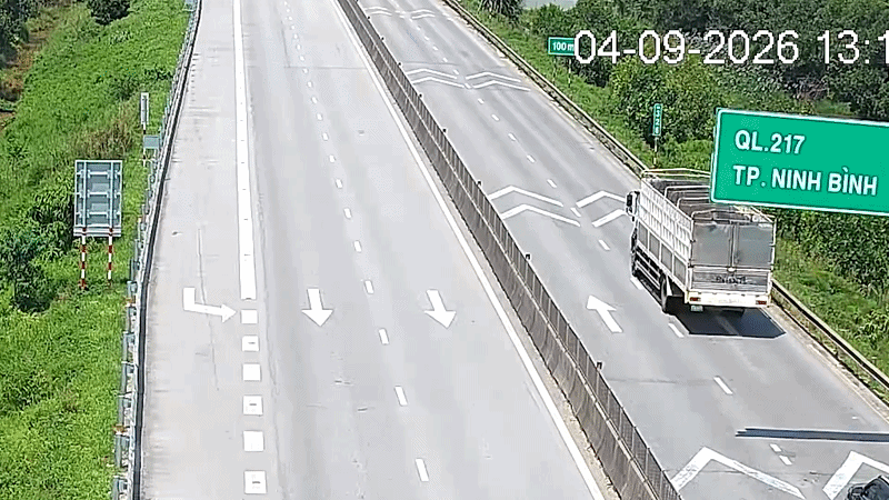 Chiếc xe con vẫn bám sát đuôi xe tải rồi chuyển làn - Ảnh: Công an cung cấp