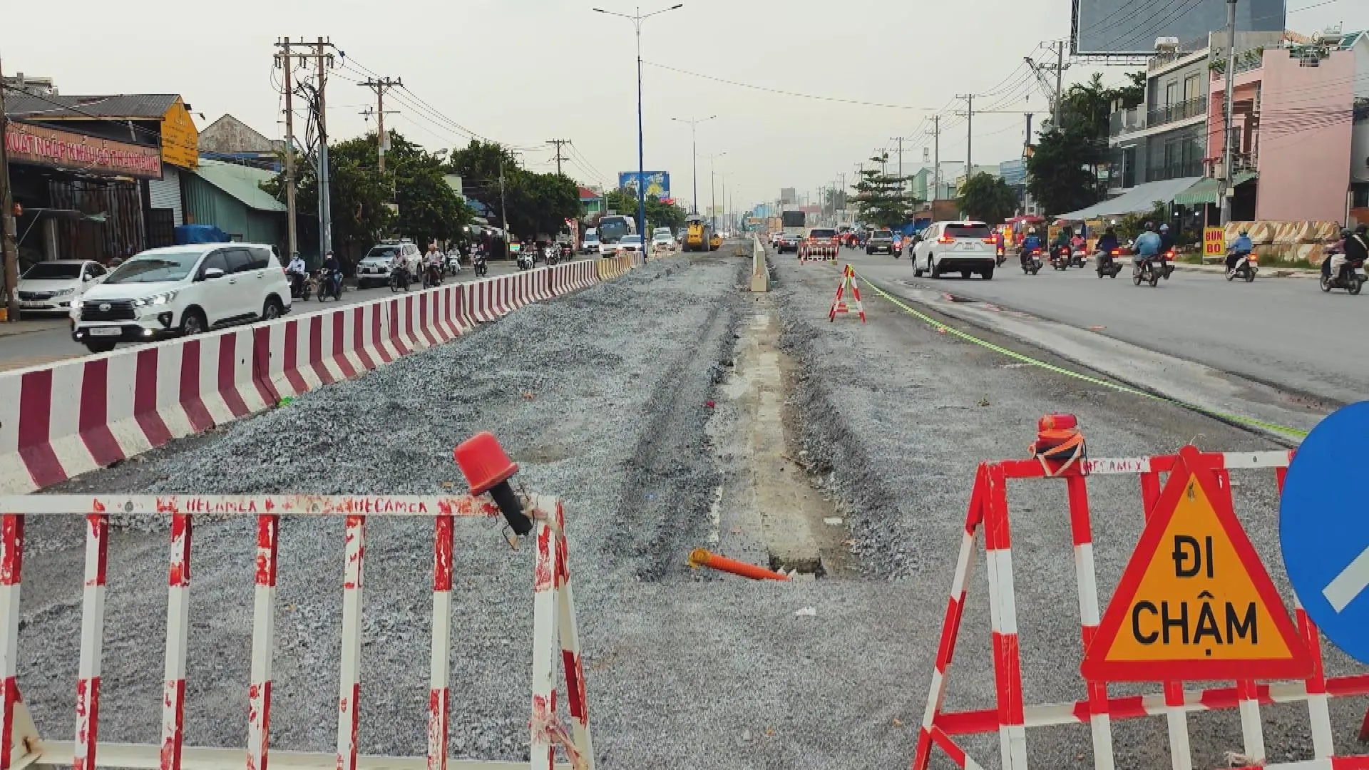 Dự án nâng cấp, mở rộng Quốc lộ 13 đoạn gần 15 km đang được đẩy nhanh thi công, trong đó một số đoạn được nâng nền để hạn chế ngập nước