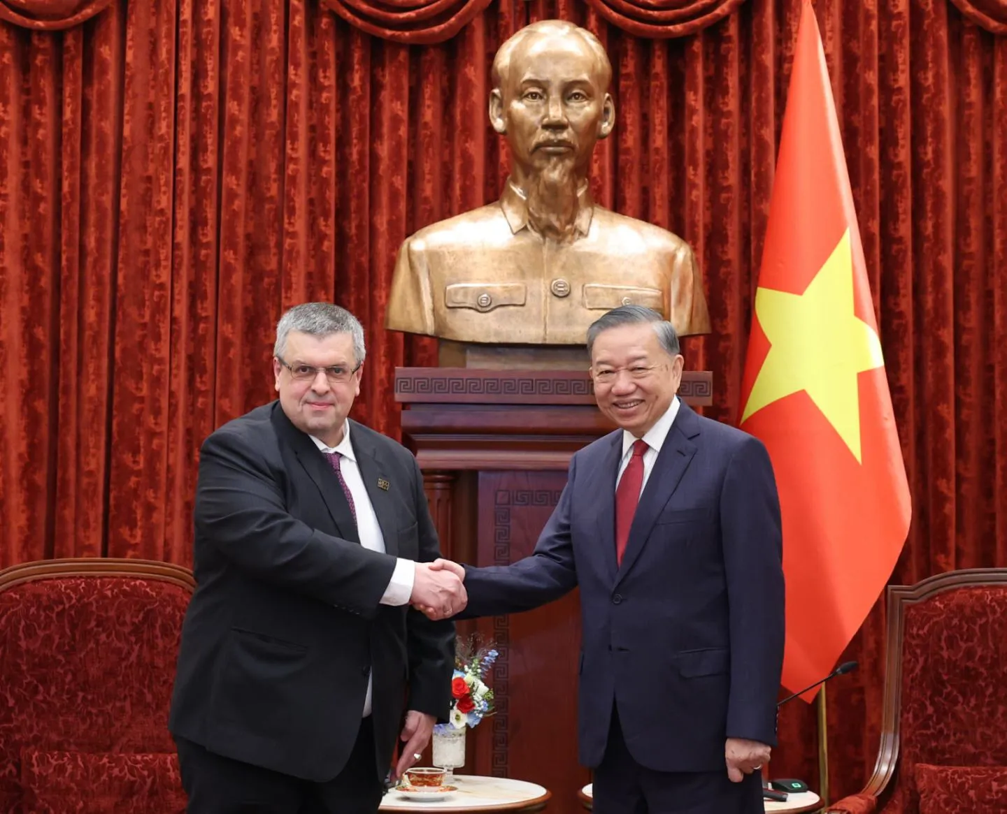 Quan hệ Việt Nam-Liên bang Nga tiếp tục phát triển mạnh mẽ, vì lợi ích của nhân dân hai nước, vì hòa bình, hợp tác của khu vực và thế giới - Ảnh 2.