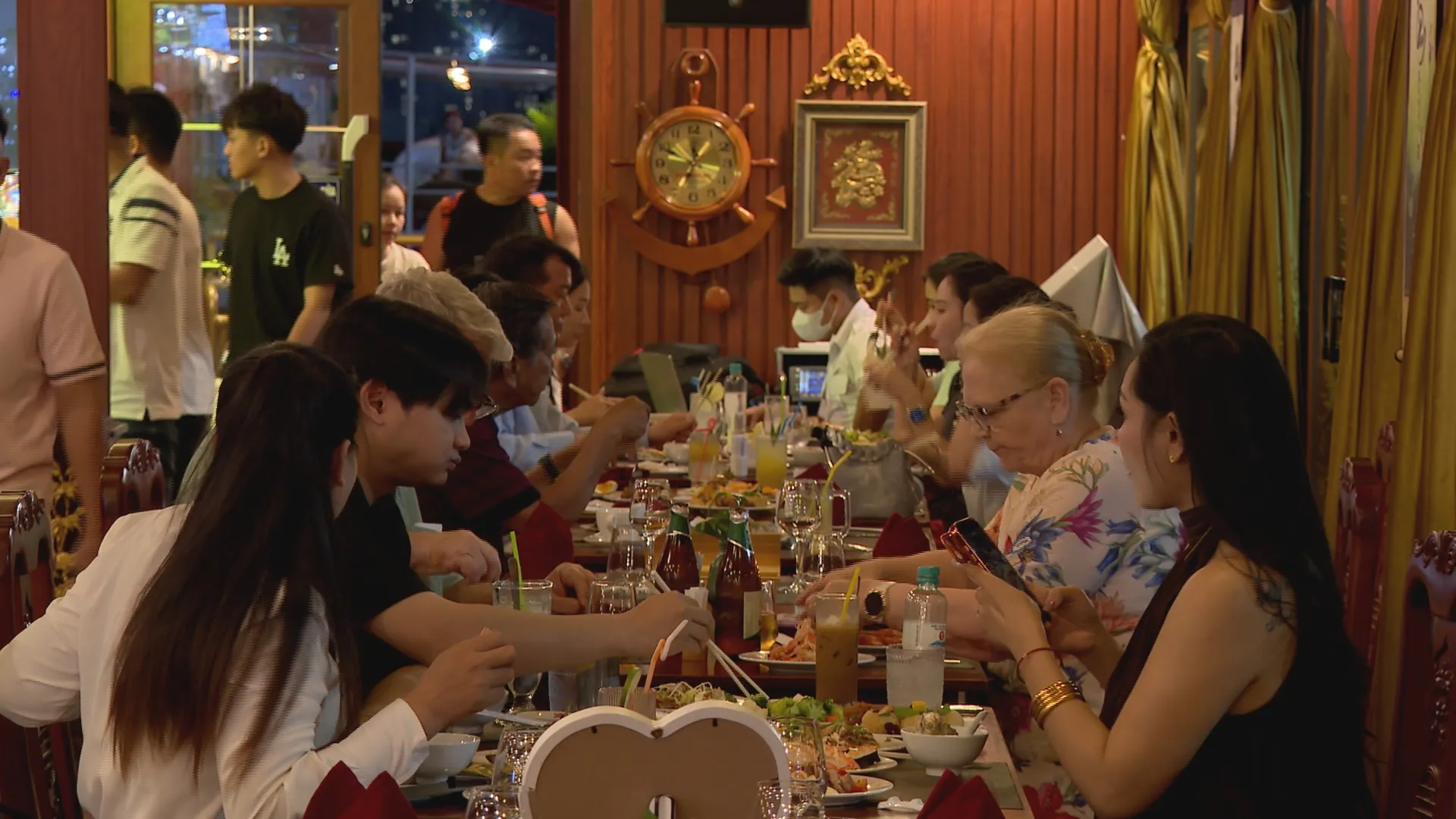TP. Hồ Chí Minh đẩy mạnh du lịch đêm, kích cầu kinh tế- Ảnh 2.