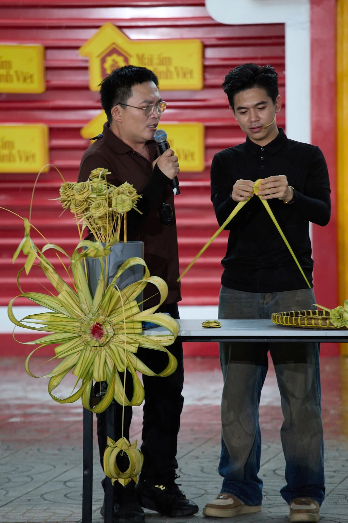 Xúc động ngày đầu ghi hình Mái ấm gia đình Việt tại Vĩnh Long- Ảnh 1.