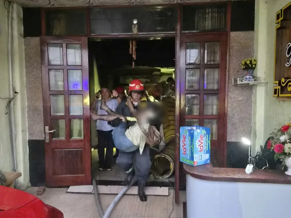 Hoả hoạn tại khách sạn ở TP. Hồ Chí Minh, Cảnh sát PCCC nhanh chóng có mặt giải cứu 26 người- Ảnh 2.