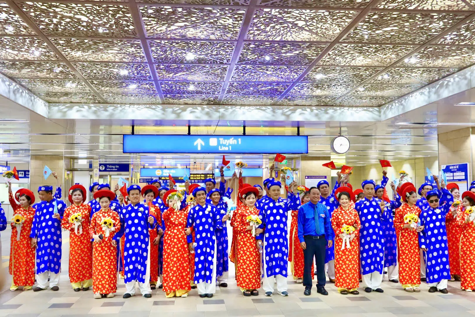Các cặp đôi tham gia lễ cưới tập thể năm 2025 háo hức tham qua tuyến metro Bến Thành - Ảnh Bá Nam