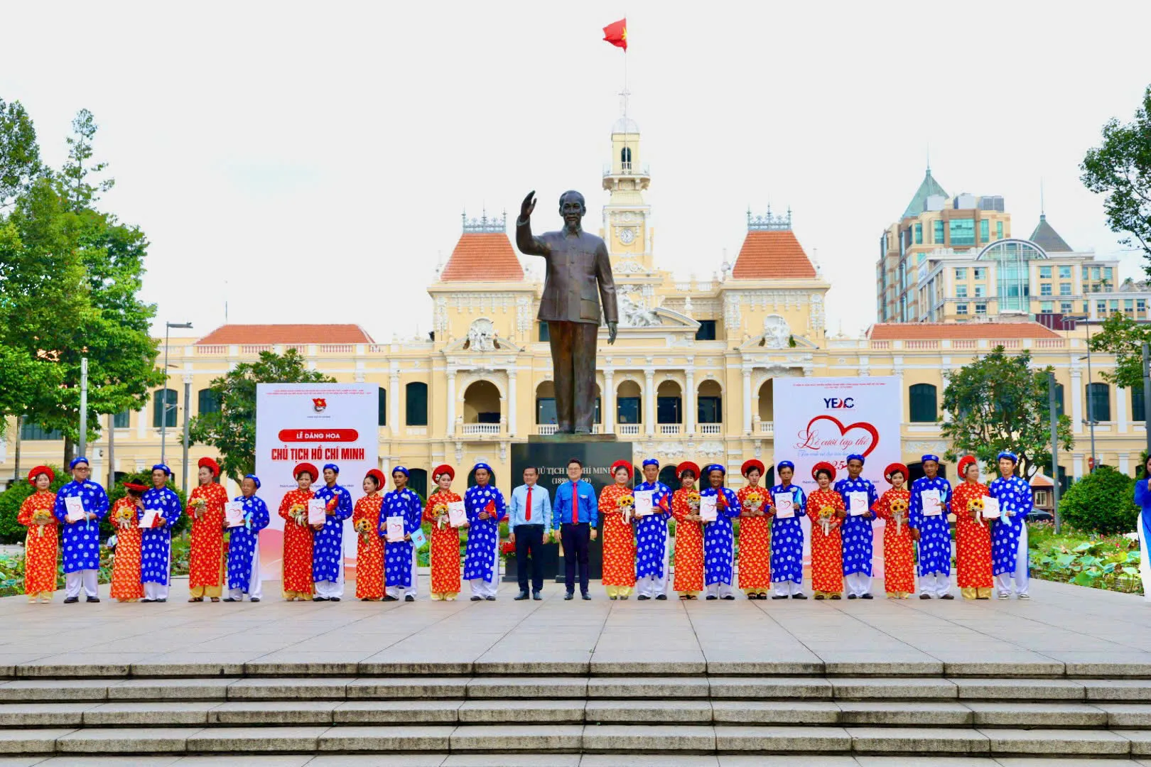 Các cặp đôi thanh niên công nhân, người lao động nhận Giấy chứng nhận Đăng ký kết hôn vào năm 2025 - Ảnh Bá Nam
