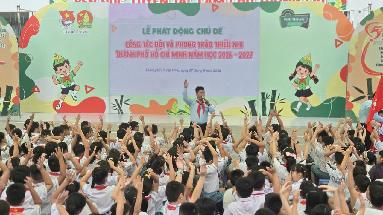 Các em học sinh háo hức tham gia hoạt động hoạt náo trước giờ làm lễ phát động - Ảnh Bá Nam