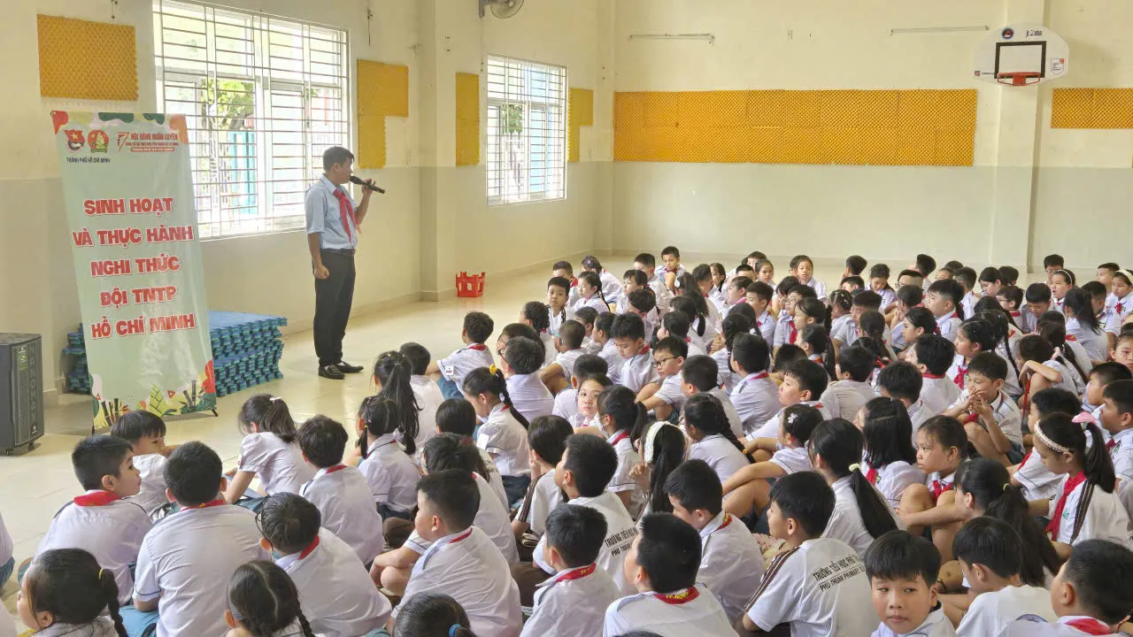 Các em học sinh tham gia sinh hoạt và thực hành Nghi thức Đội TNTP Hồ Chí Minh - Ảnh Bá Nam