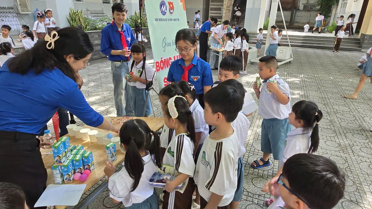 Học sinh hào hứng tham trò chơi tại gian hàng Bóng nước săn từ - Ảnh Bá Nam