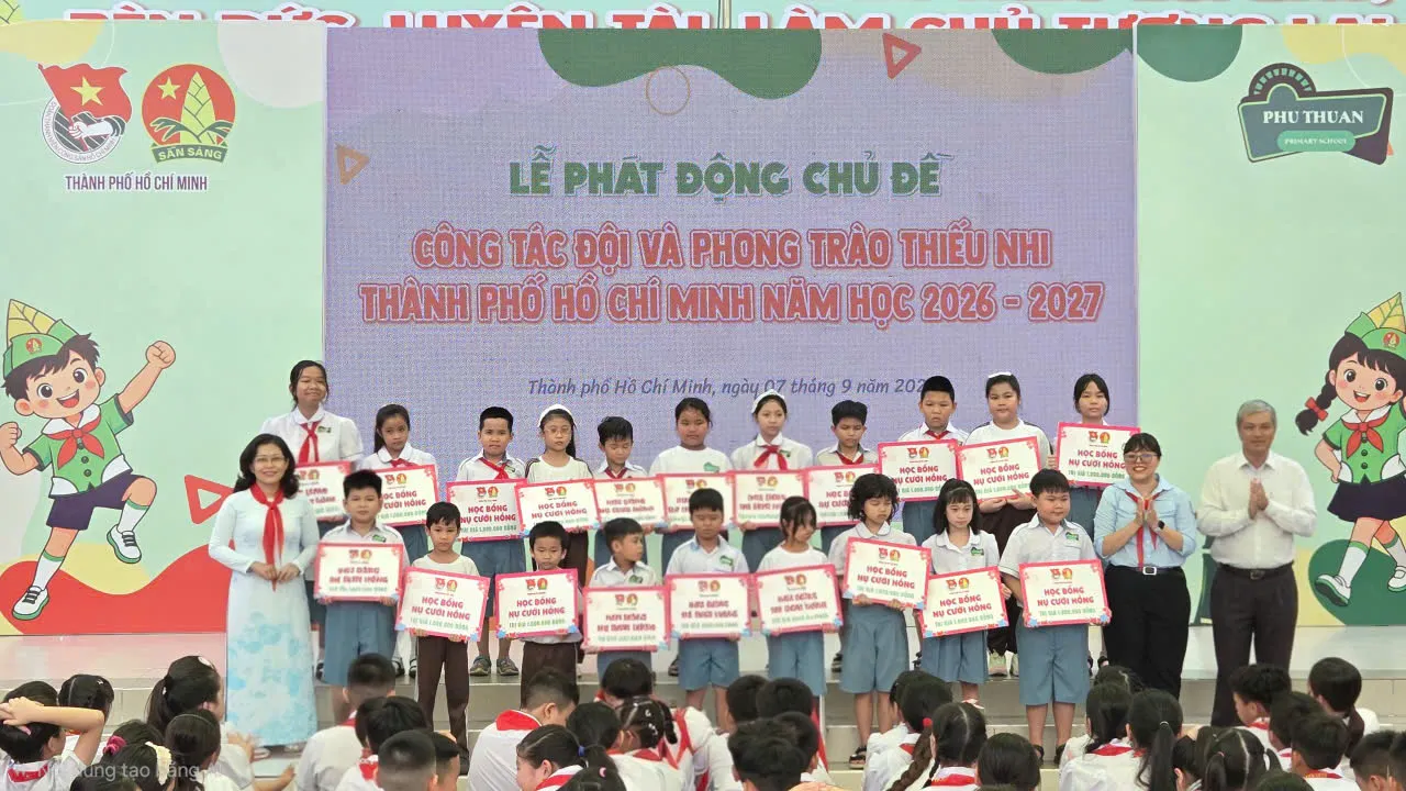  Hội đồng Đội Thành phố trao tặng 20 suất học bổng cho học sinh tại Liên đội Trường TH Phú Thuận - Ảnh Bá Nam