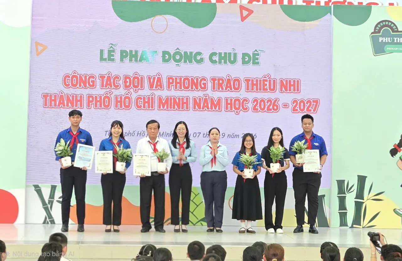 Hội đồng Đội TPHCM trao thư và cây xanh cám ơn các đơn vị tham gia lễ phát động - Ảnh Bá Nam