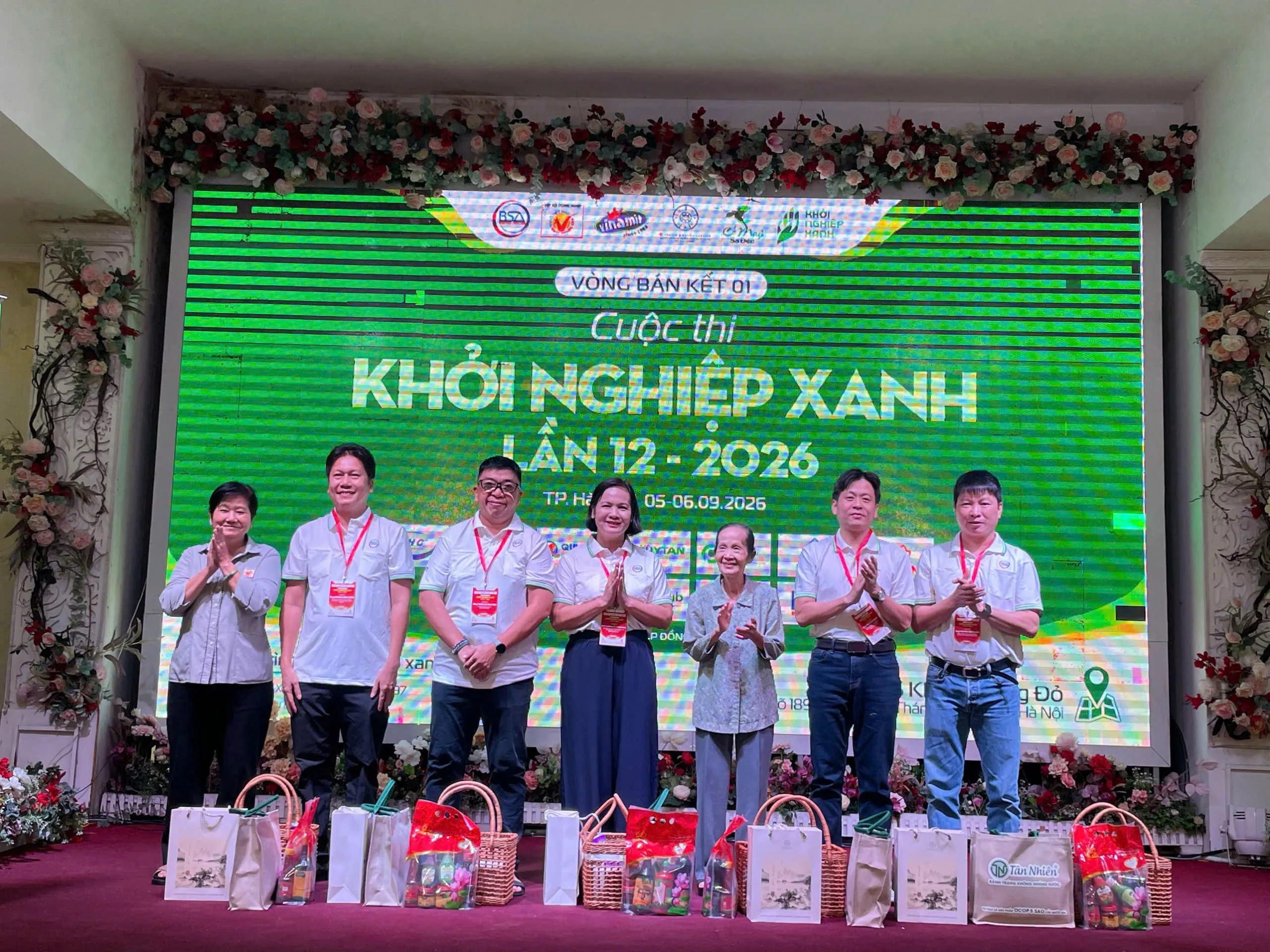 Hội đồng giám khảo cuộc thi khởi nghiệp xanh 2026 khu vực phía Bắc - Ảnh Bá Nam