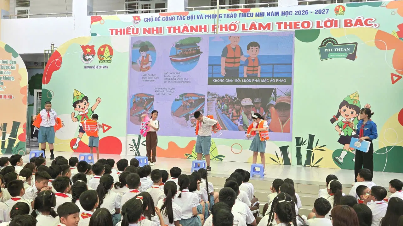 Tham gia hoạt động phòng chống đuối nước đối với trẻ em, học sinh - Ảnh Bá Nam