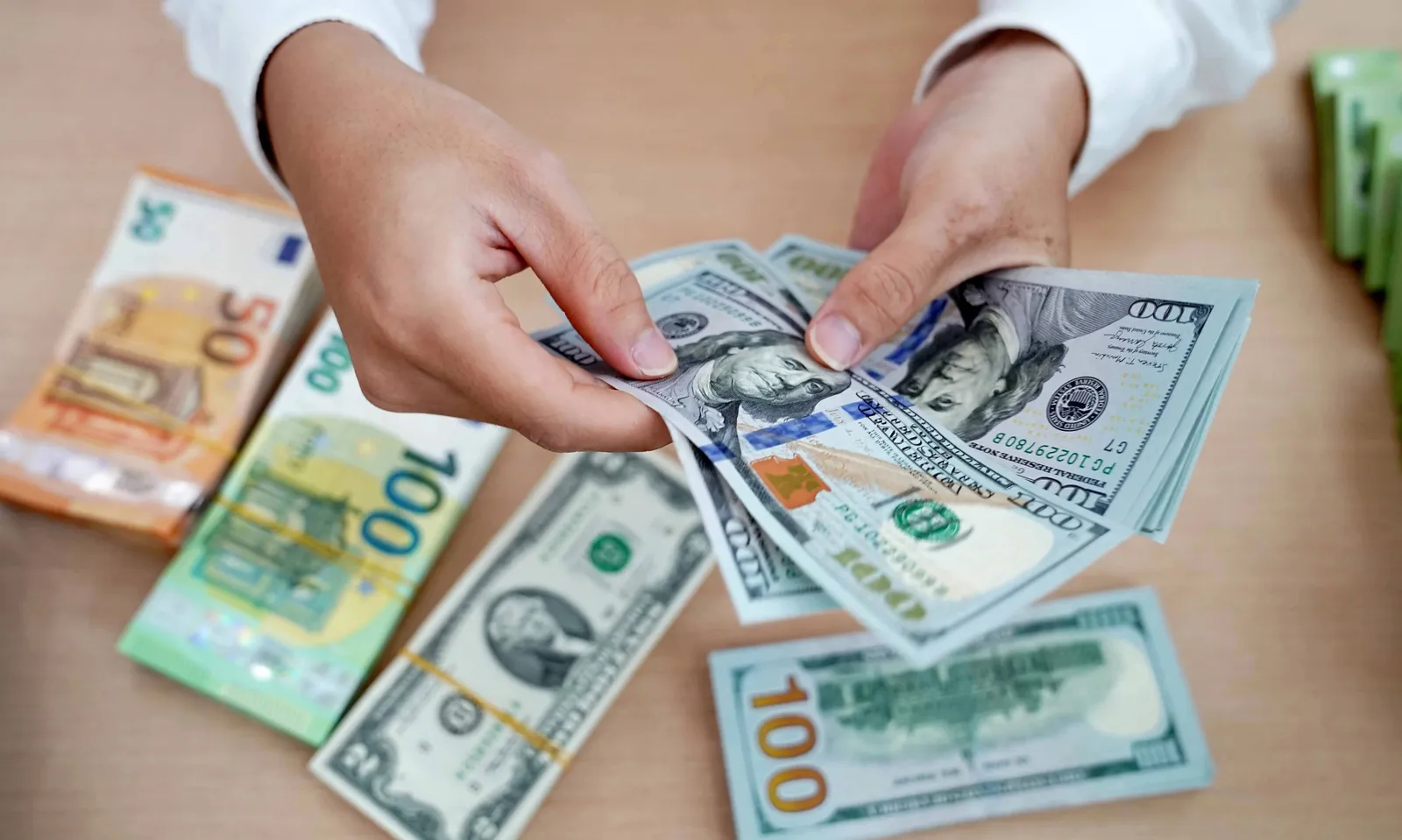 Tỷ giá ngoại tệ: USD đứng yên, euro và bảng Anh tăng