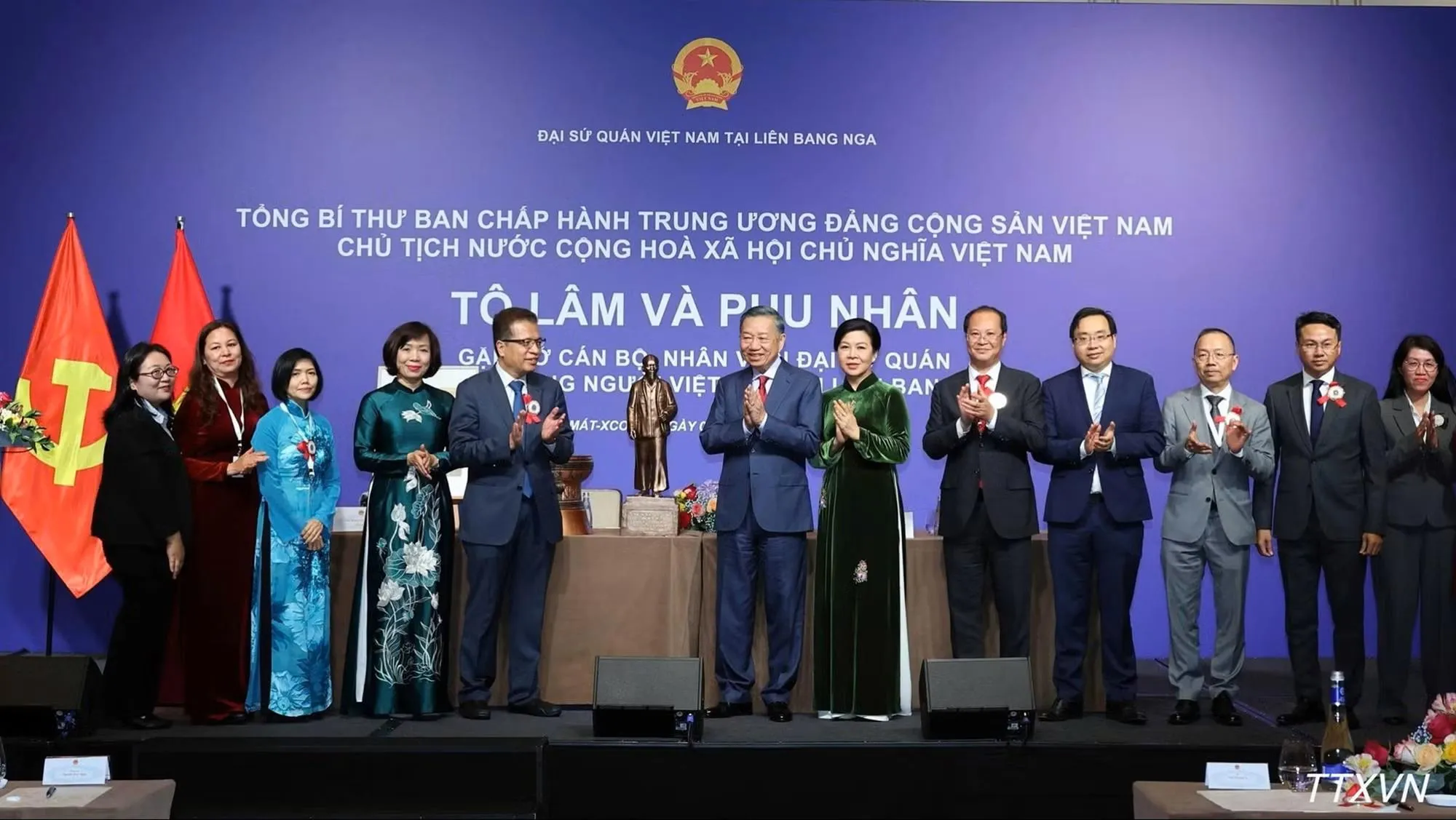 Tổng Bí thư, Chủ tịch nước Tô Lâm tặng quà Đại sứ quán và cộng đồng người Việt Nam tại Nga - Ảnh: Thống Nhất - TTXVN