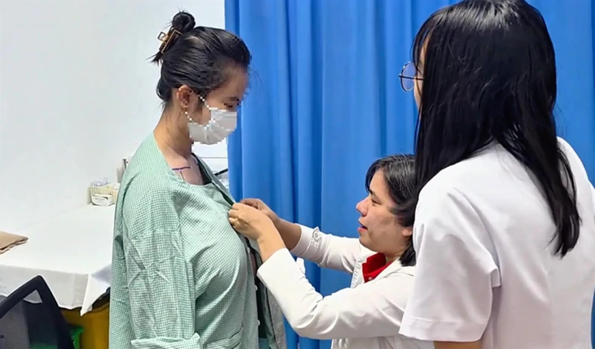 Bác sĩ Bệnh viện Bạch Mai thăm khám cho nữ bệnh nhân - Ảnh: BVCC