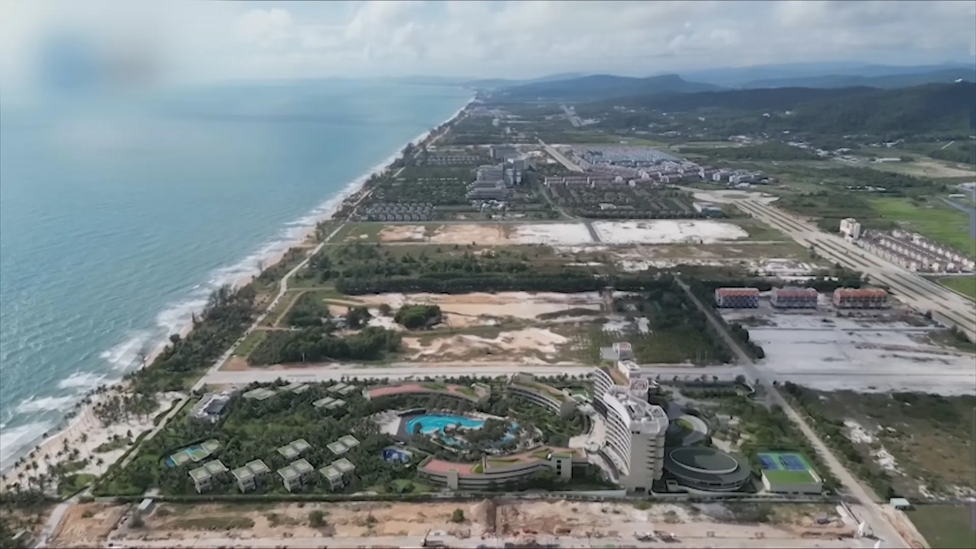 Một khu tổ hợp du lịch nghỉ dưỡng ven biển đang được triển khai, cho thấy tiềm năng phát triển của các sản phẩm bất động sản du lịch khi hành lang pháp lý được hoàn thiện
