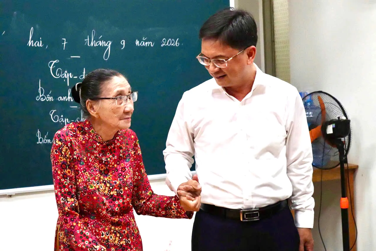 Ông Nguyễn Mạnh Cường - Ủy viên dự khuyết Trung ương Đảng, Phó chủ tịch UBND TP. Hồ Chí Minh - thăm cô giáo Nguyễn Thị Ba tại lớp học tình thương phường Thủ Dầu Một tối 7/9 - Ảnh: Nhật Thịnh _ TTO